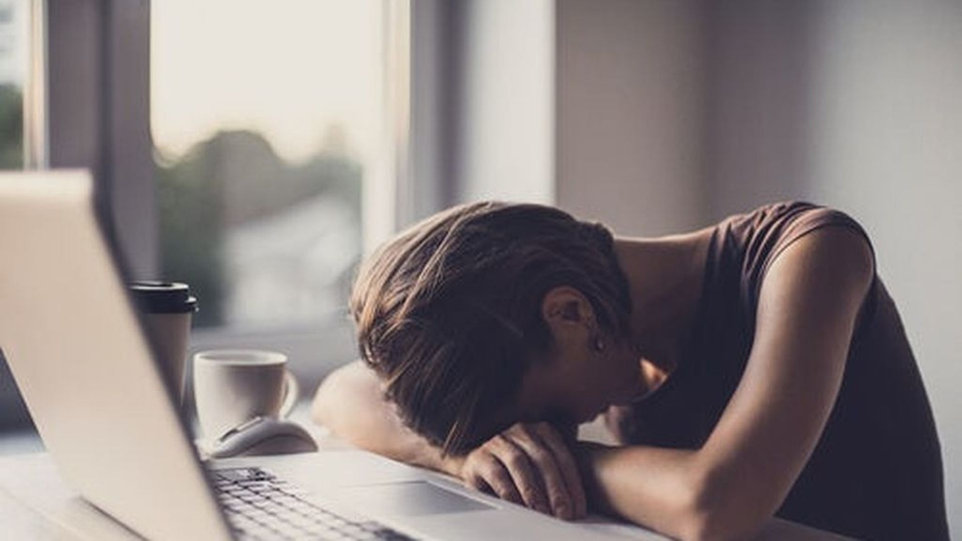 mujer-estresada-oficina