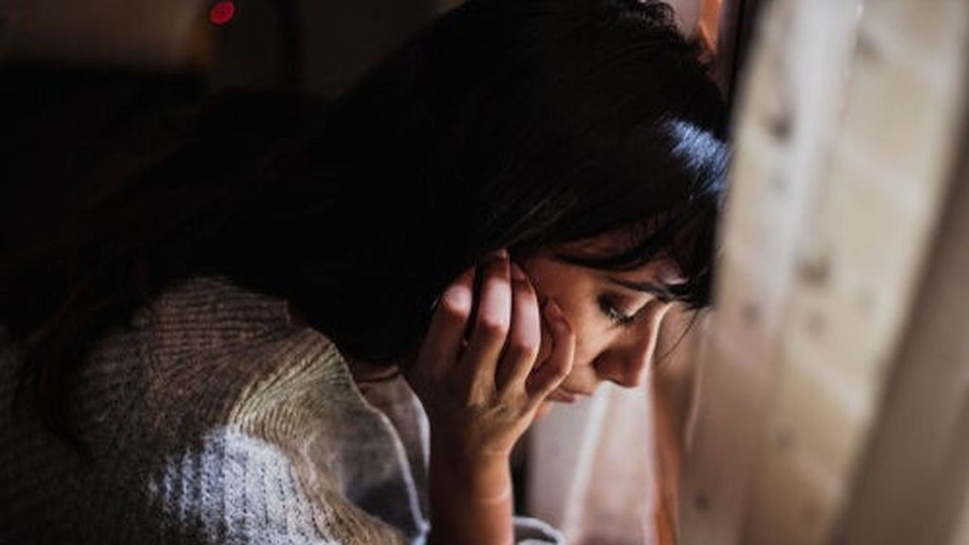 mujer-triste-sentada-pensando