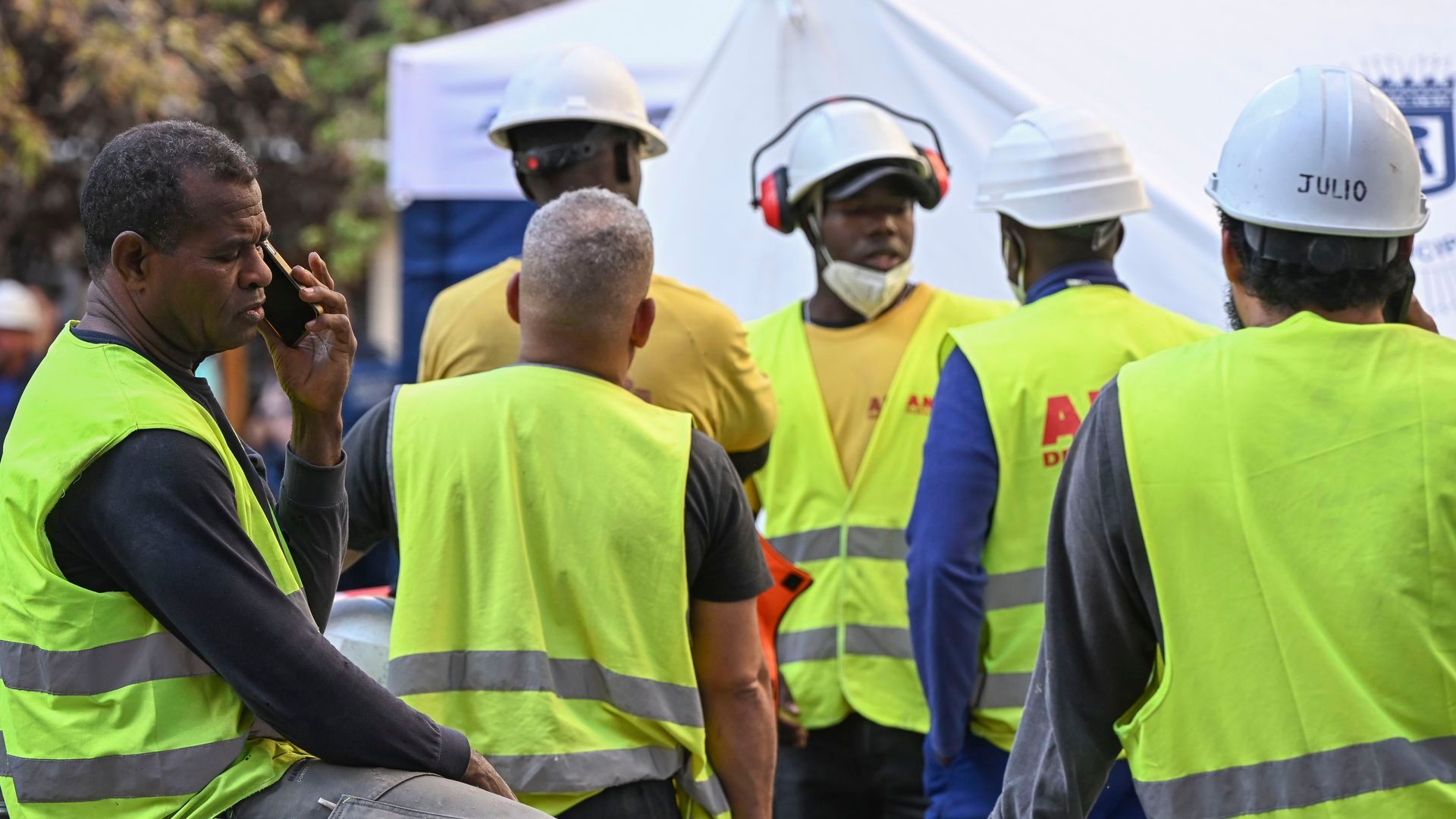 Obreros y vecinos informan a familiares sobre su estado tras el derrumbe de un edificio de la calle de las Hileras de Madrid