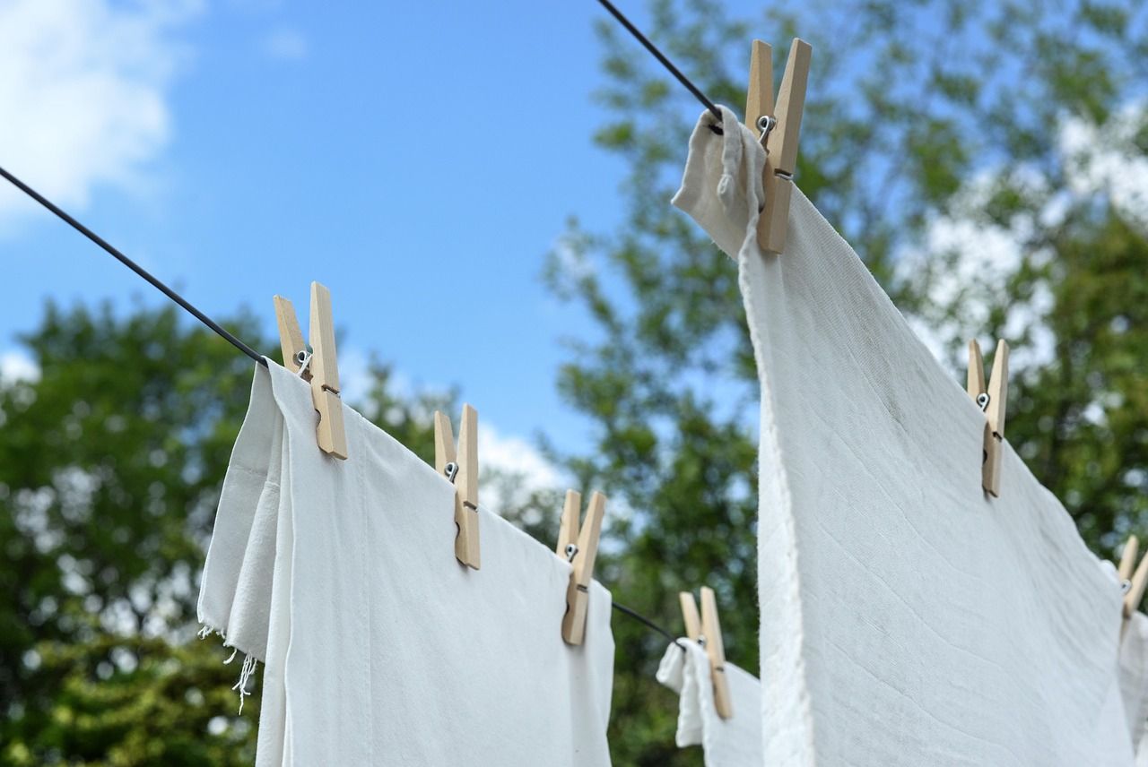 Ropa blanca tendida