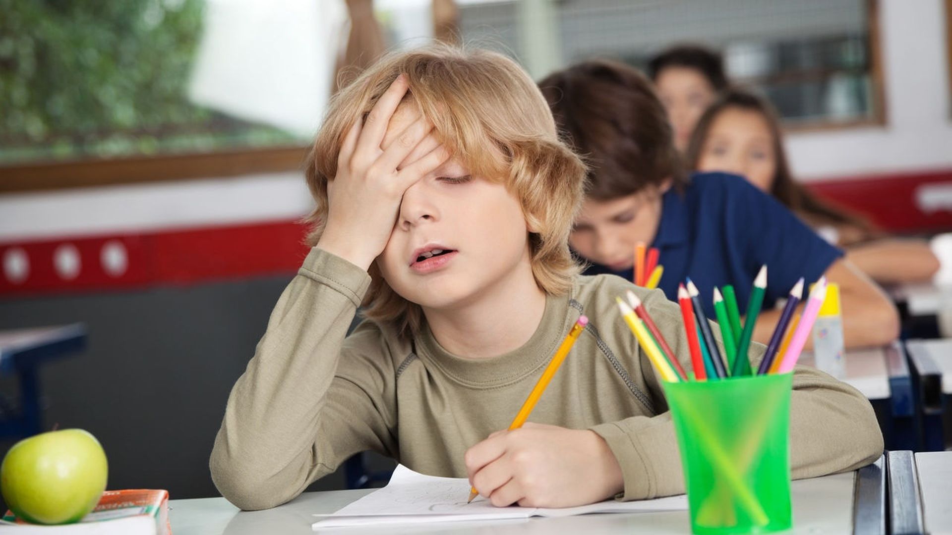 Un niño cansado, en clase