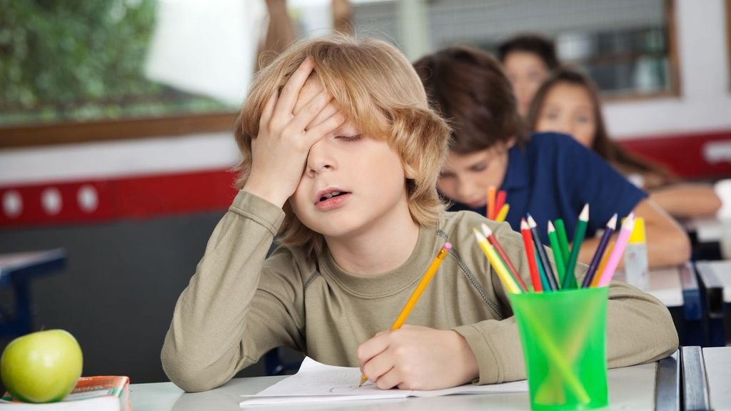 Un niño cansado, en clase