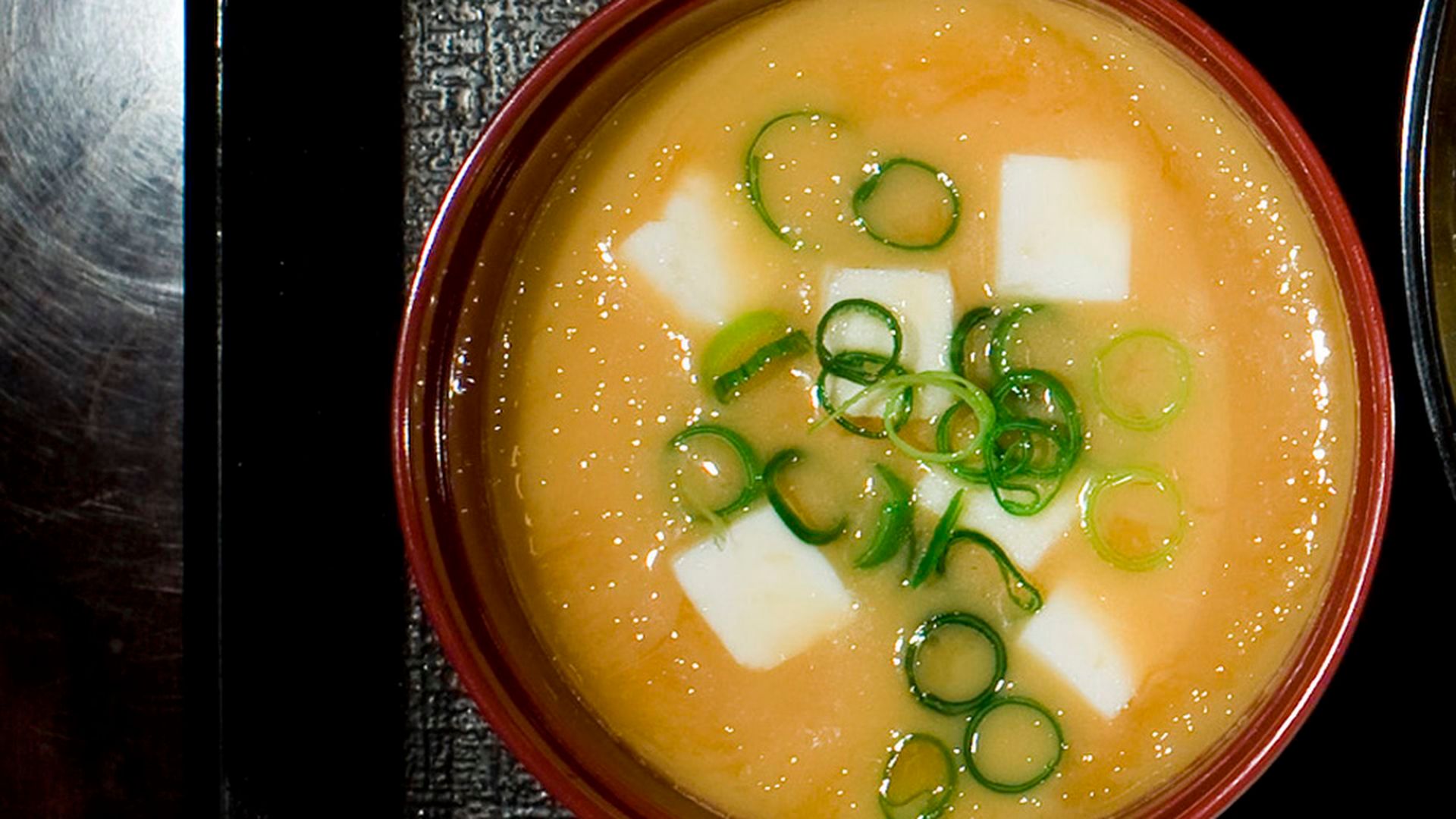 Una elaboración tradicional de la sopa de miso, con dashi, miso y cebolla tierna