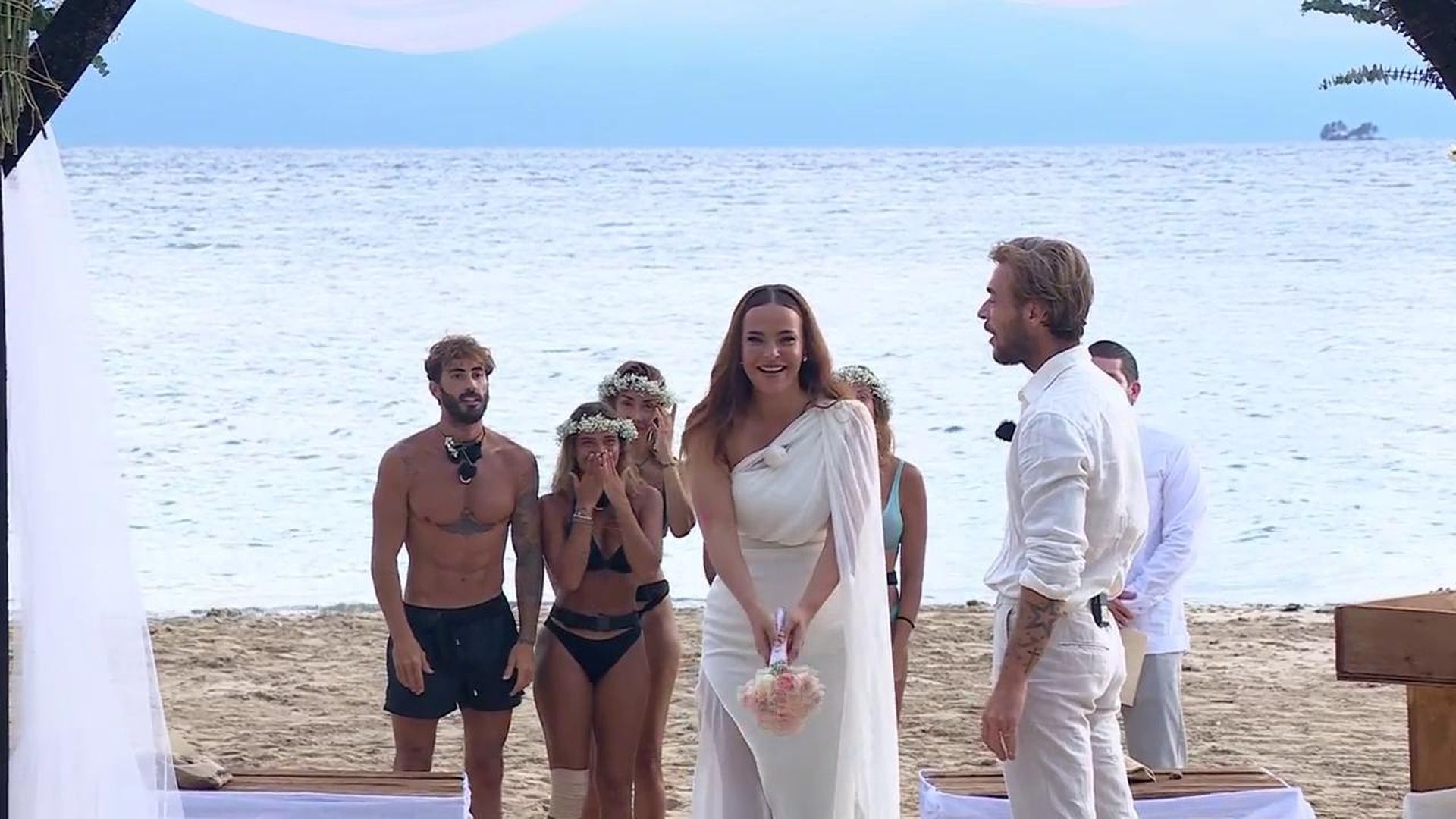 Marta Peñate y Tony Spina dicen sus primeras palabras tras casarse y ella lanza su ramo de novia