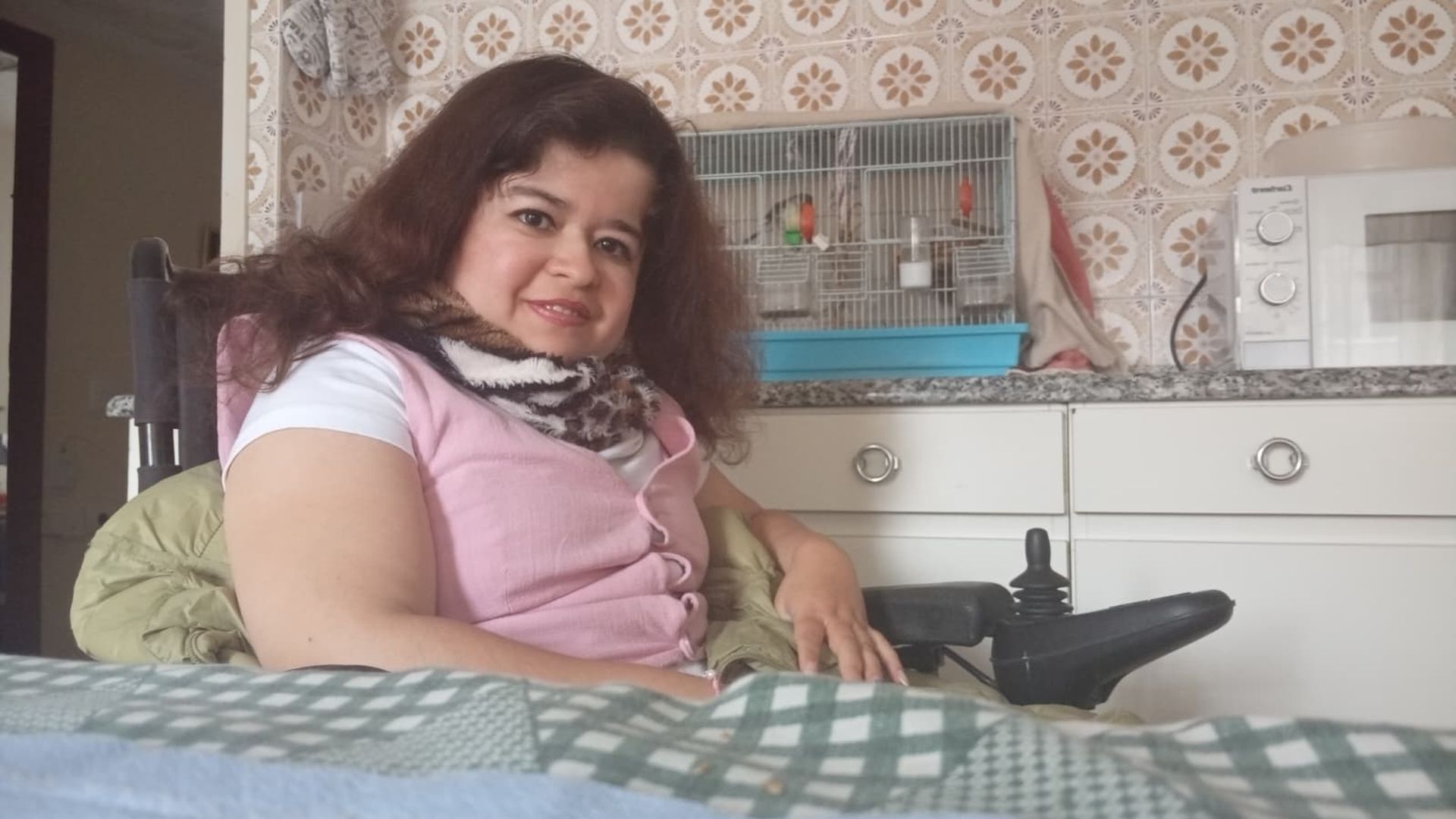 Alejandra Vargas tiene espina bífida y denuncia los problemas para desplazarse con la silla de ruedas en el transporte interurbano