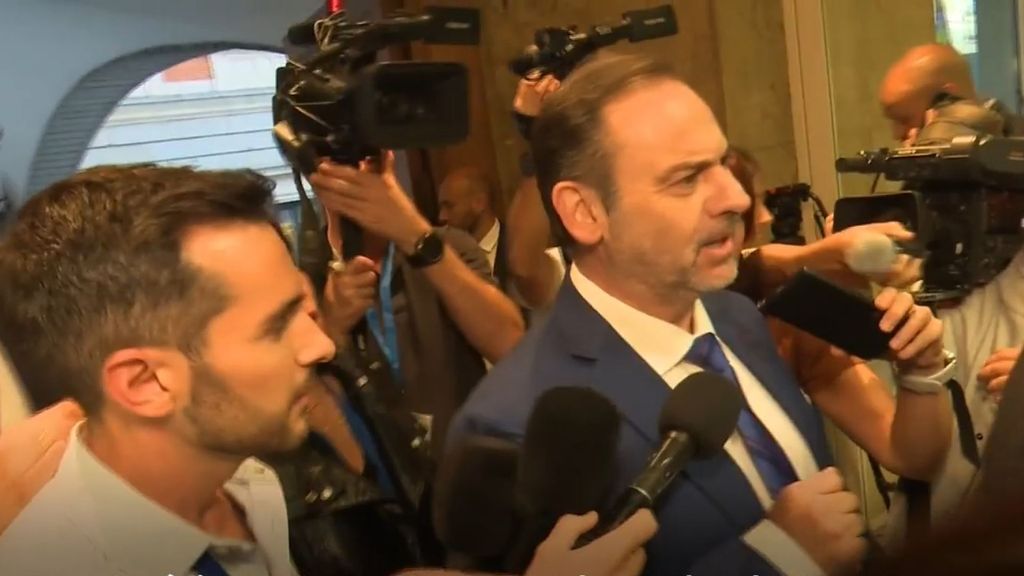 El enfado de José Luis Ábalos tras ser preguntado por la posibilidad de renunciar a su acta de diputado: "¿Conoces la ley?