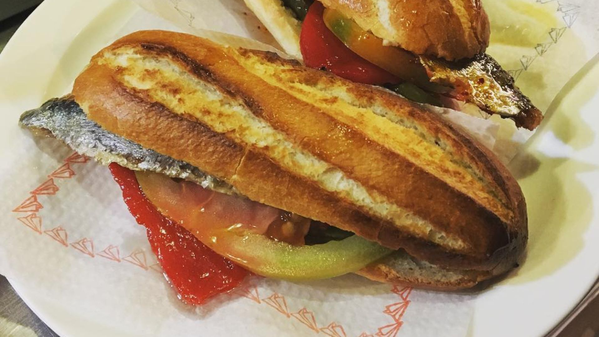 Así se prepara el ‘guardia civil’, una de las tapas más famosas de Zaragoza