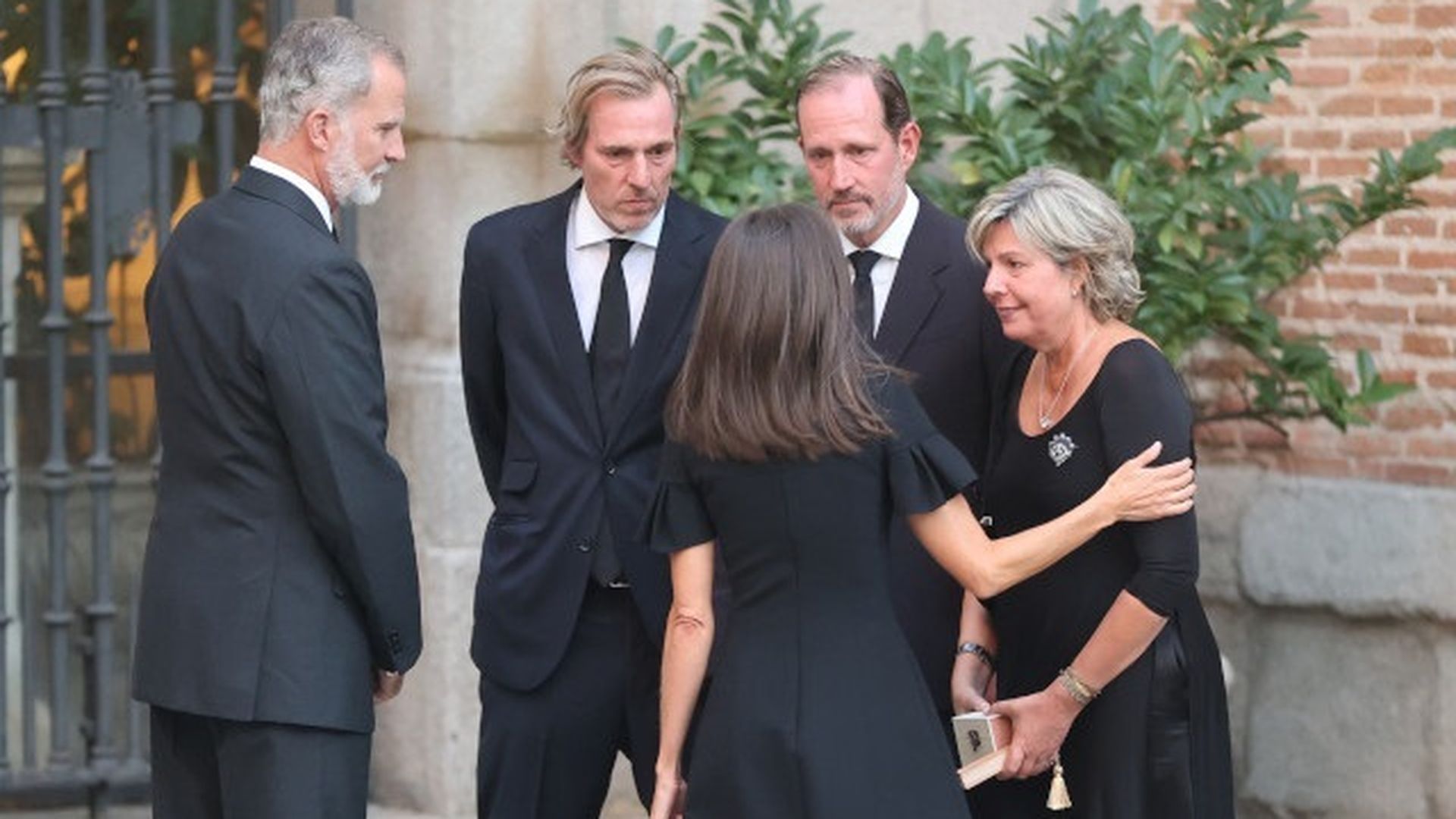 Bruno Gómez-Acebo y sus hermanos Beltrán y Simoneta junto a los reyes Felipe y Letizia