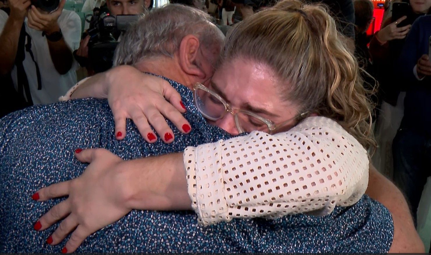 Daniel abraza a su hija que vive en Galicia, tras cinco años sin verse