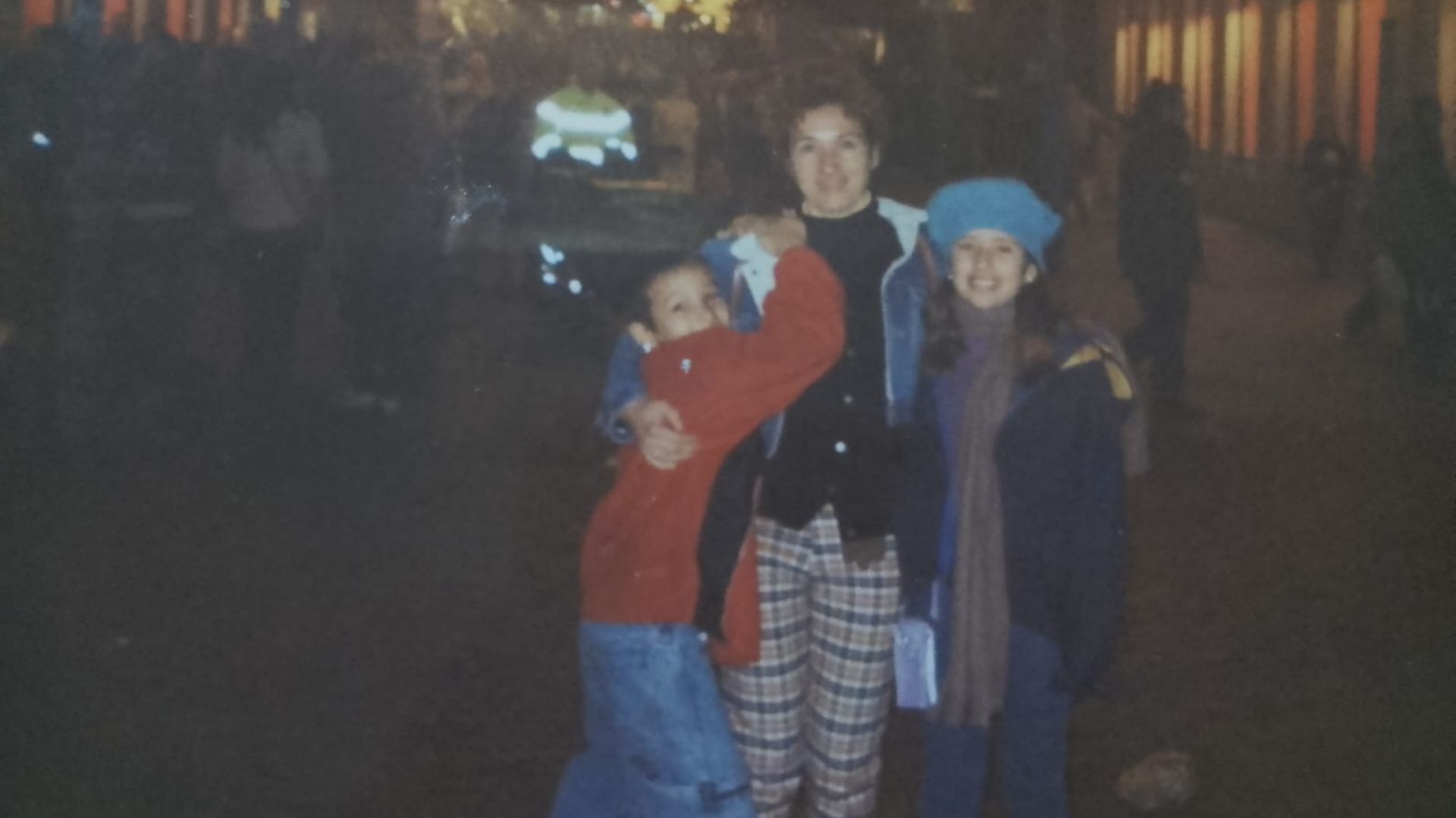 Diego y Karen junto a su madre