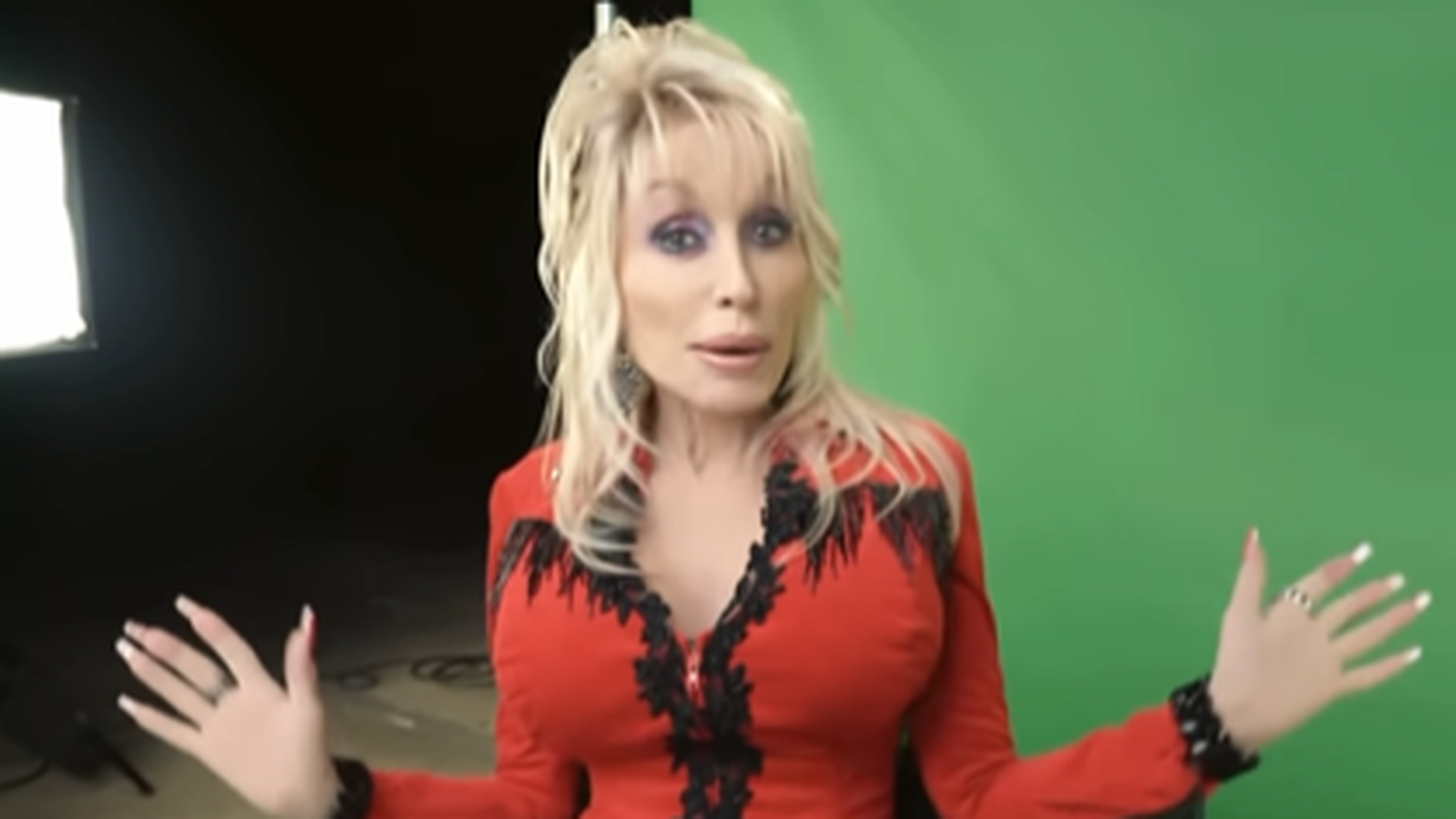 Dolly Parton desmiente los rumores sobre su muerte tras el alarmante mensaje de su hermana en redes: "¿Te parezco enferma?"