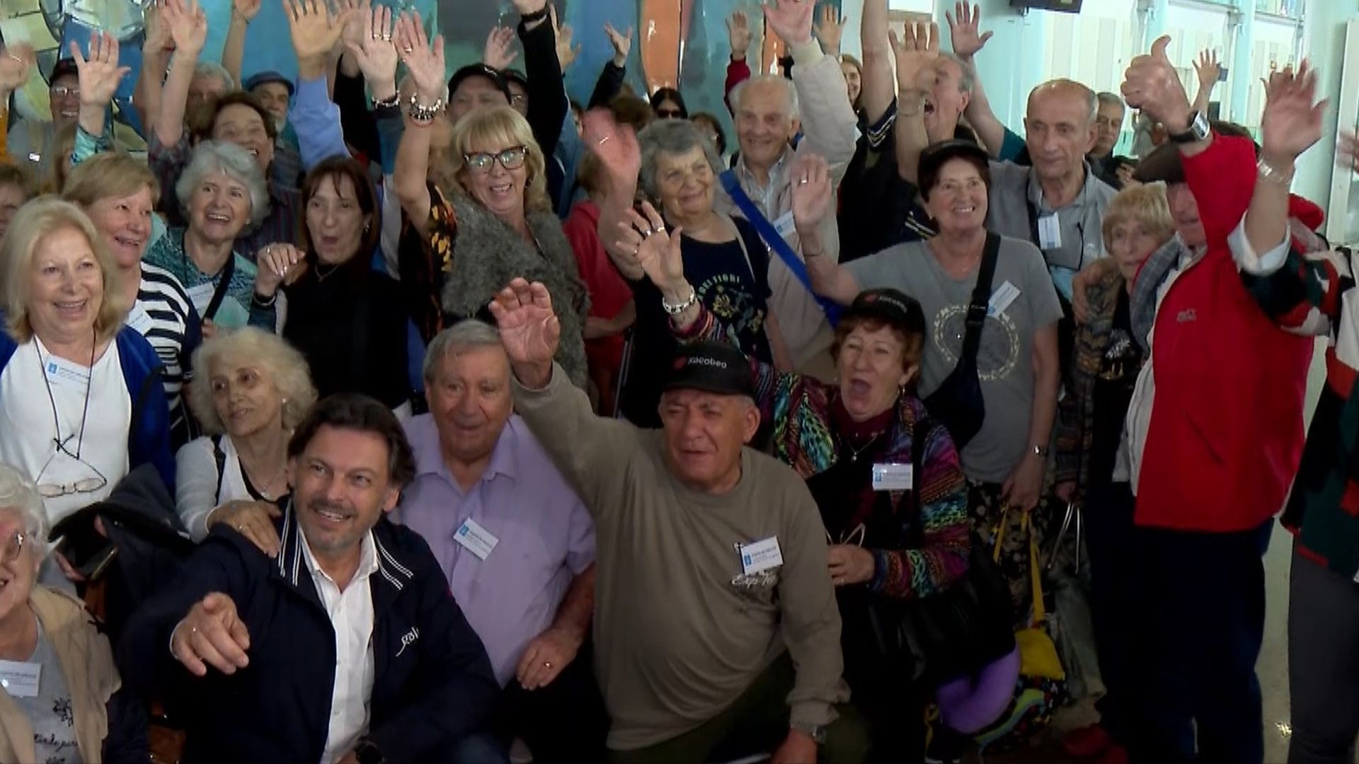 El grupo de emigrantes retornados gracias al programa Reencontros de la Xunta en una foto de familia a su llegada