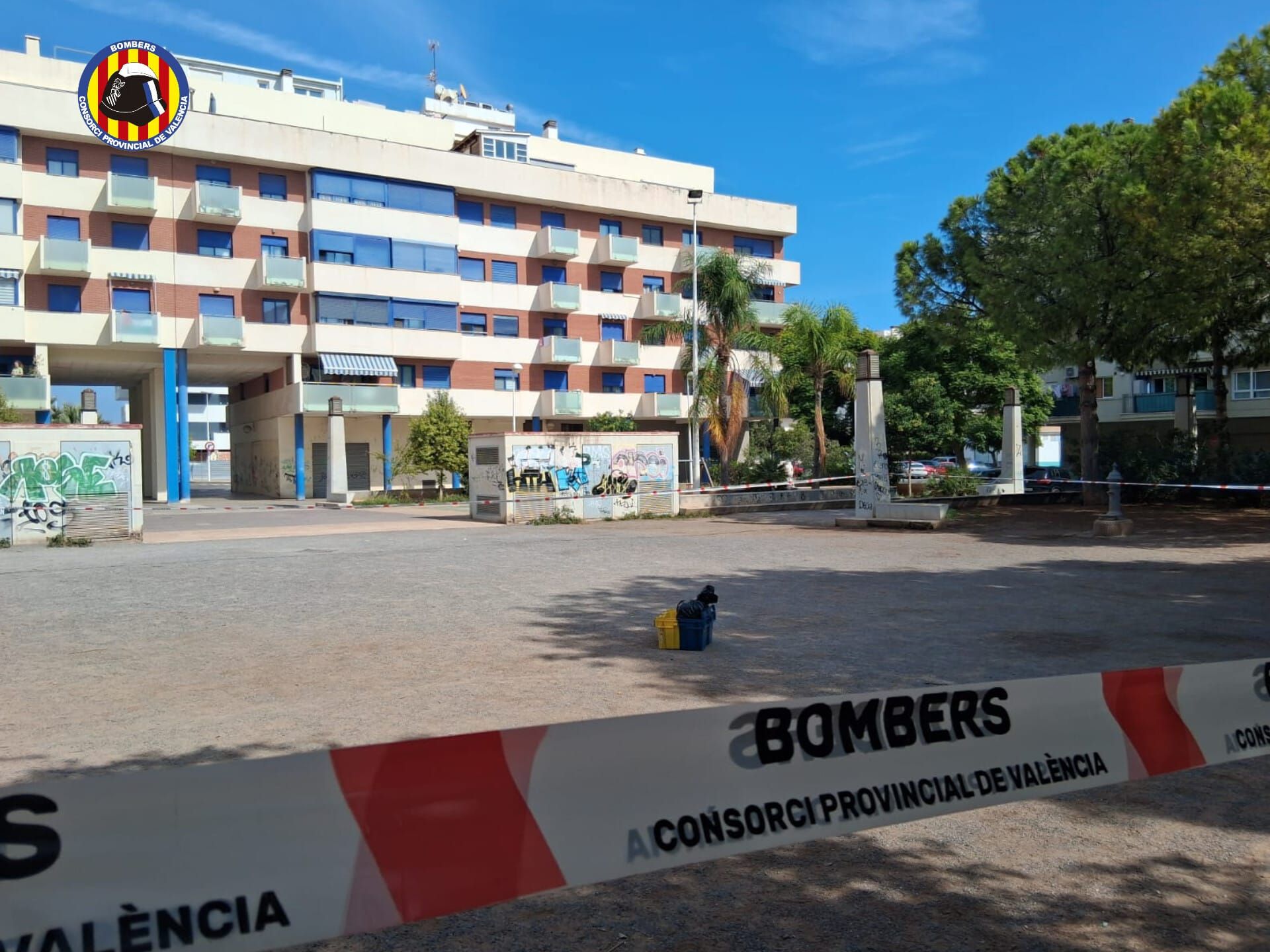 El paquete ha sido depositado en una zona acordonada en la calle