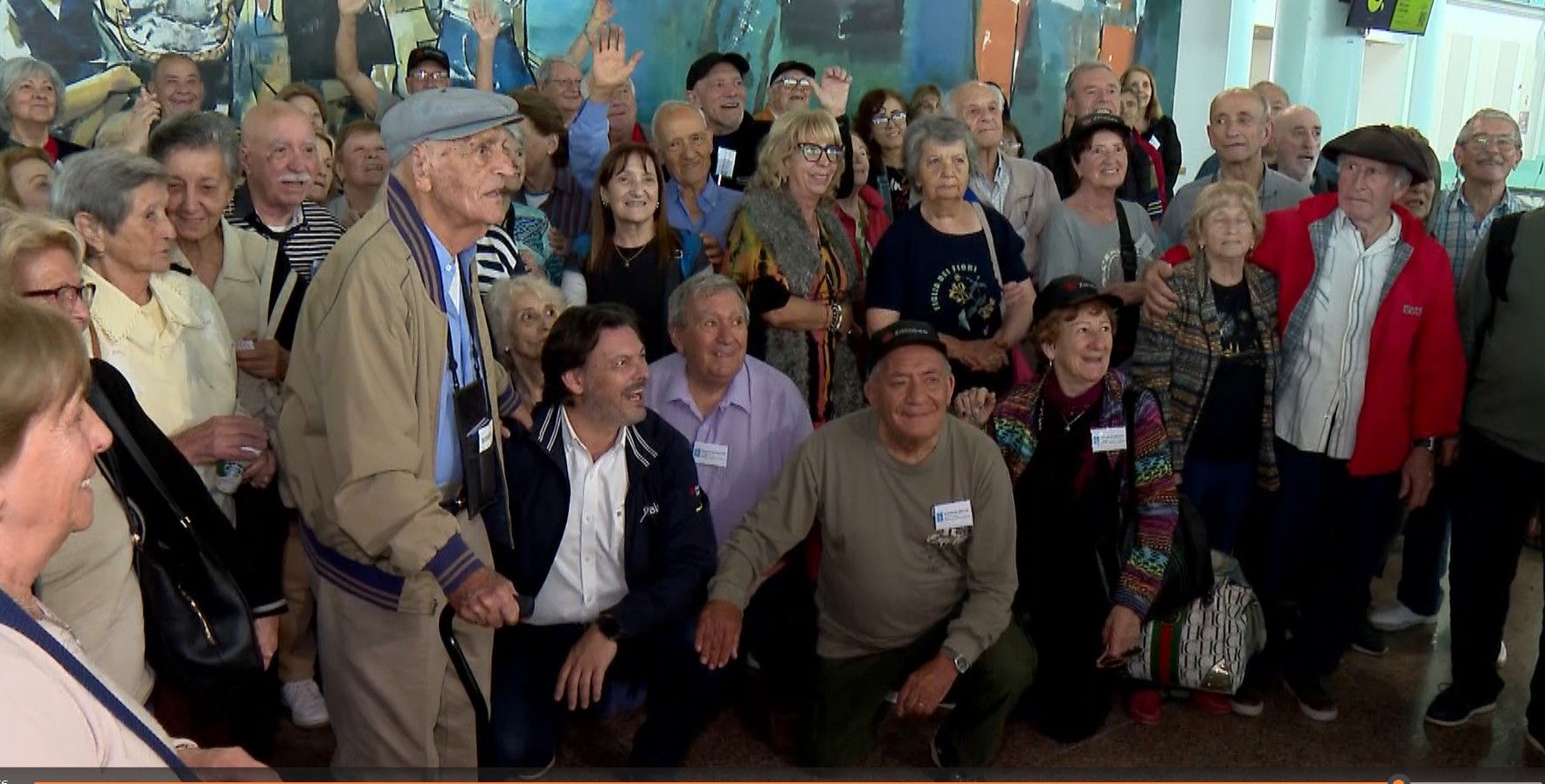 Foto de familia de los emigrantes a su llegada al aeropuerto vigués