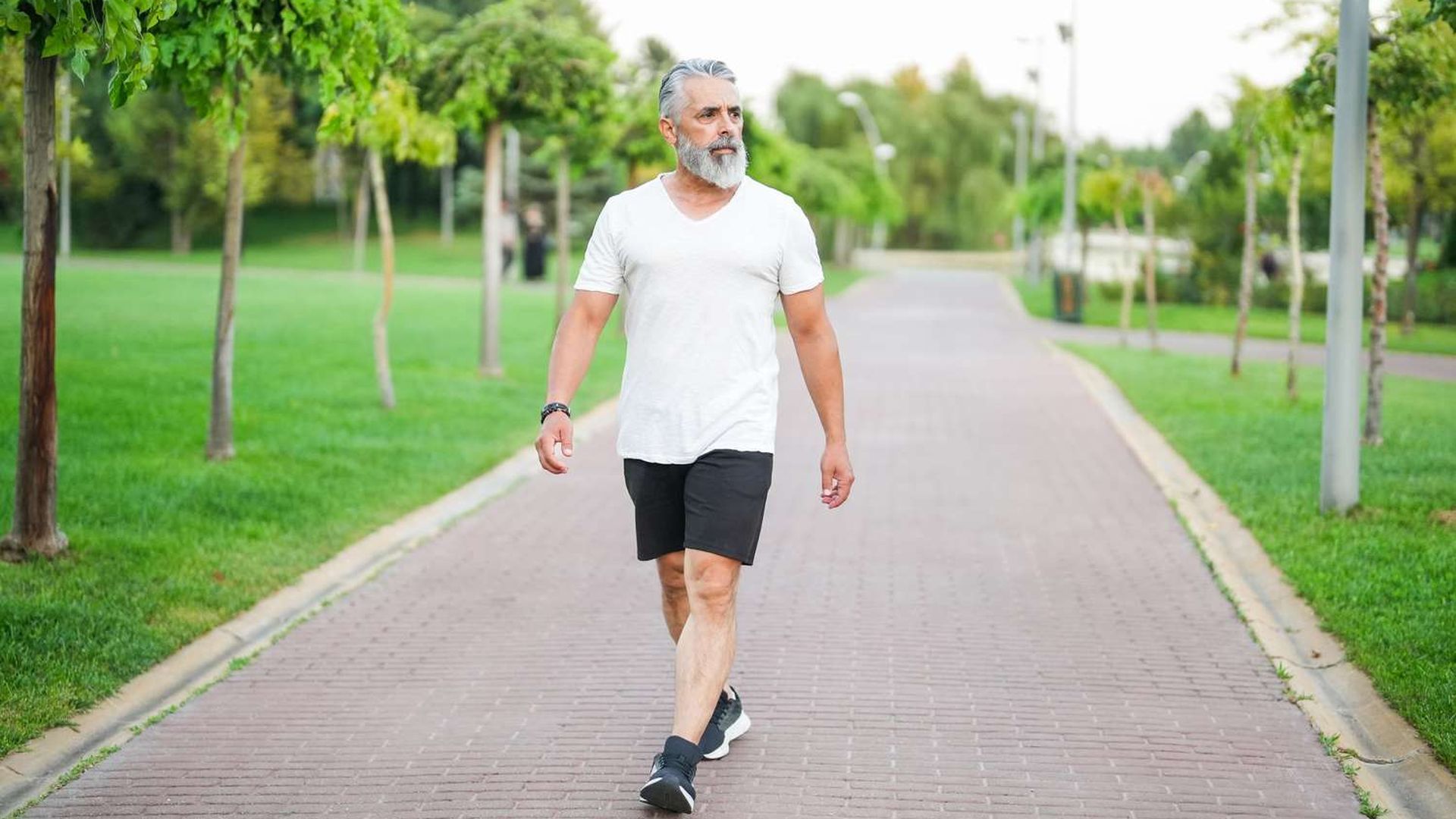 La velocidad al caminar a ciertas edades puede ser signo de otros problemas