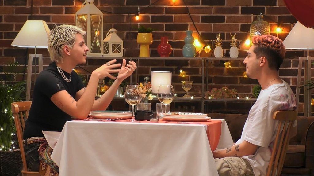 Lluvia de confesiones entre dos solteros de 'First Dates' sobre las relaciones que han mantenido: "He sido de monogamia o te atropello con un búnker"