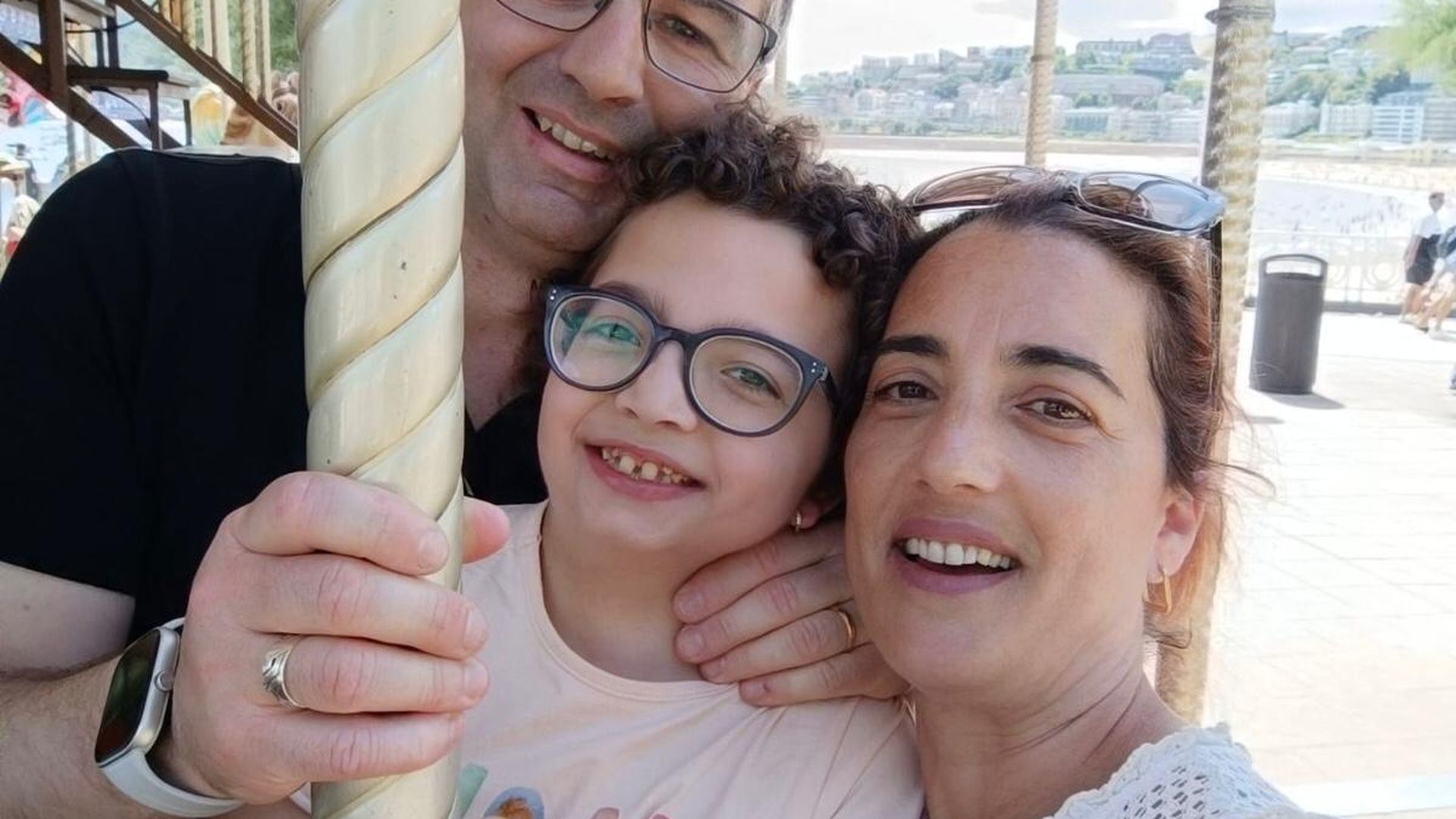 Nahia junto a su padre, Jesús, y su madre, Saioa