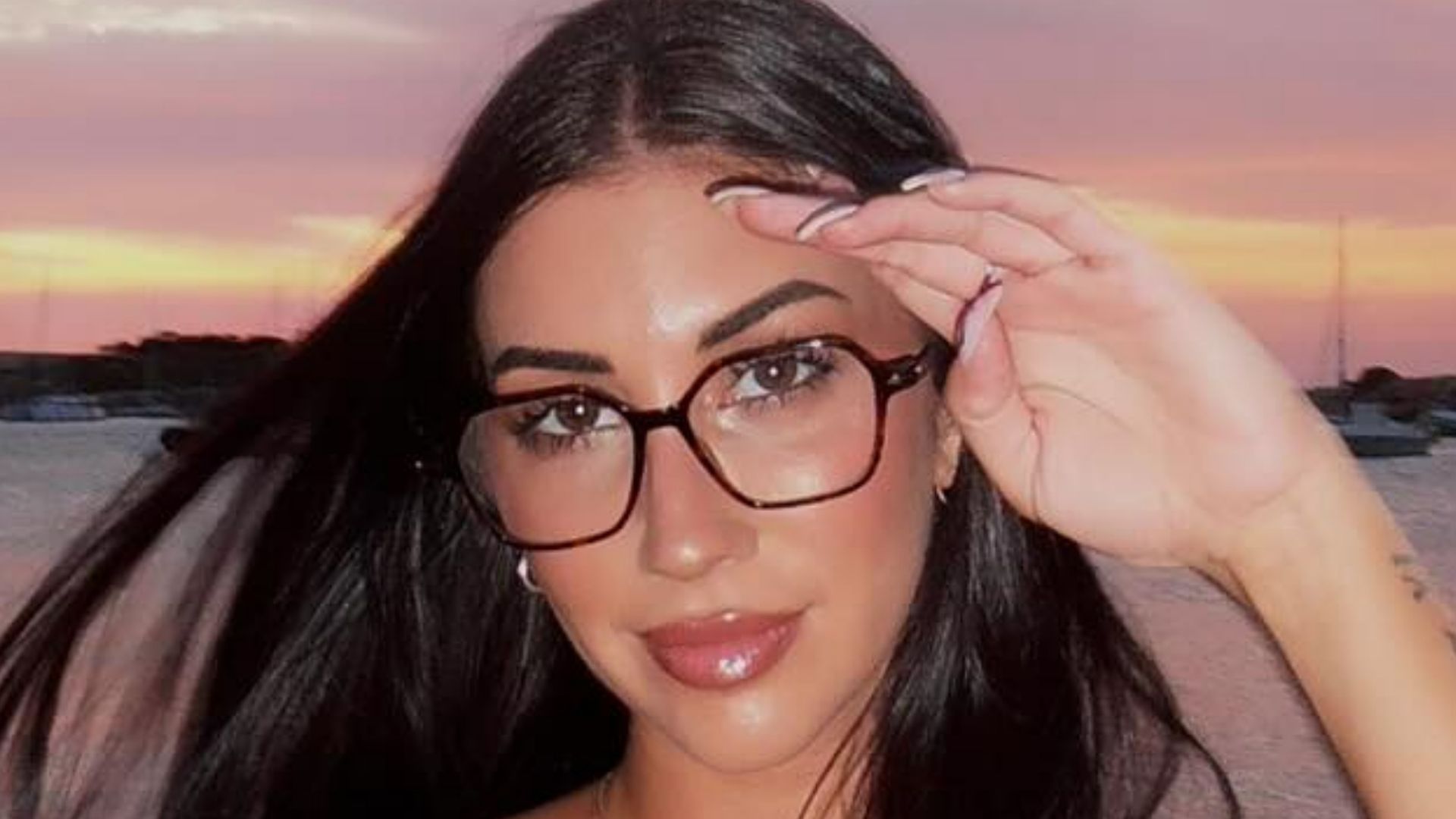 Naomi Asensi, preocupada, acude al médico tras infectarse un tatuaje