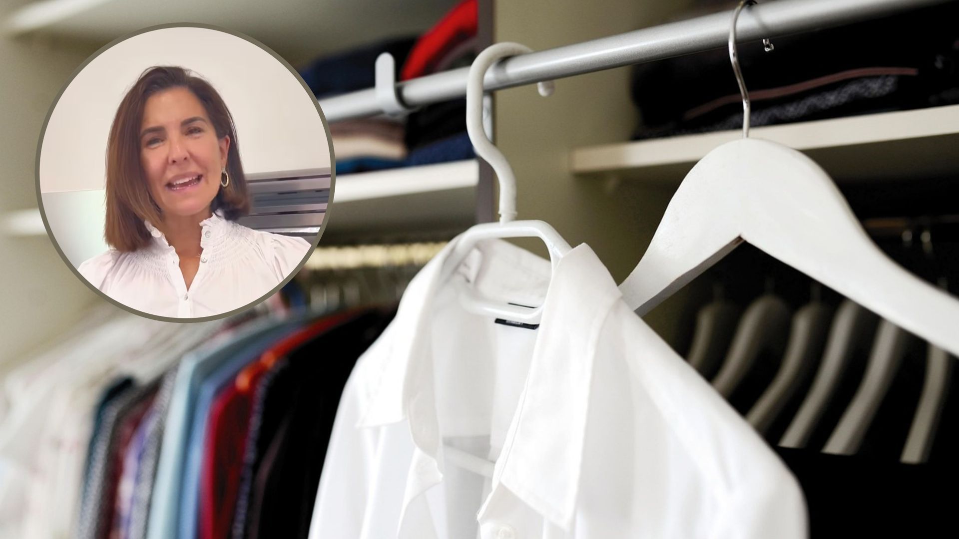 Perchas con ropa y, a la izquierda, Begoña Pérez, 'La Ordenatriz'