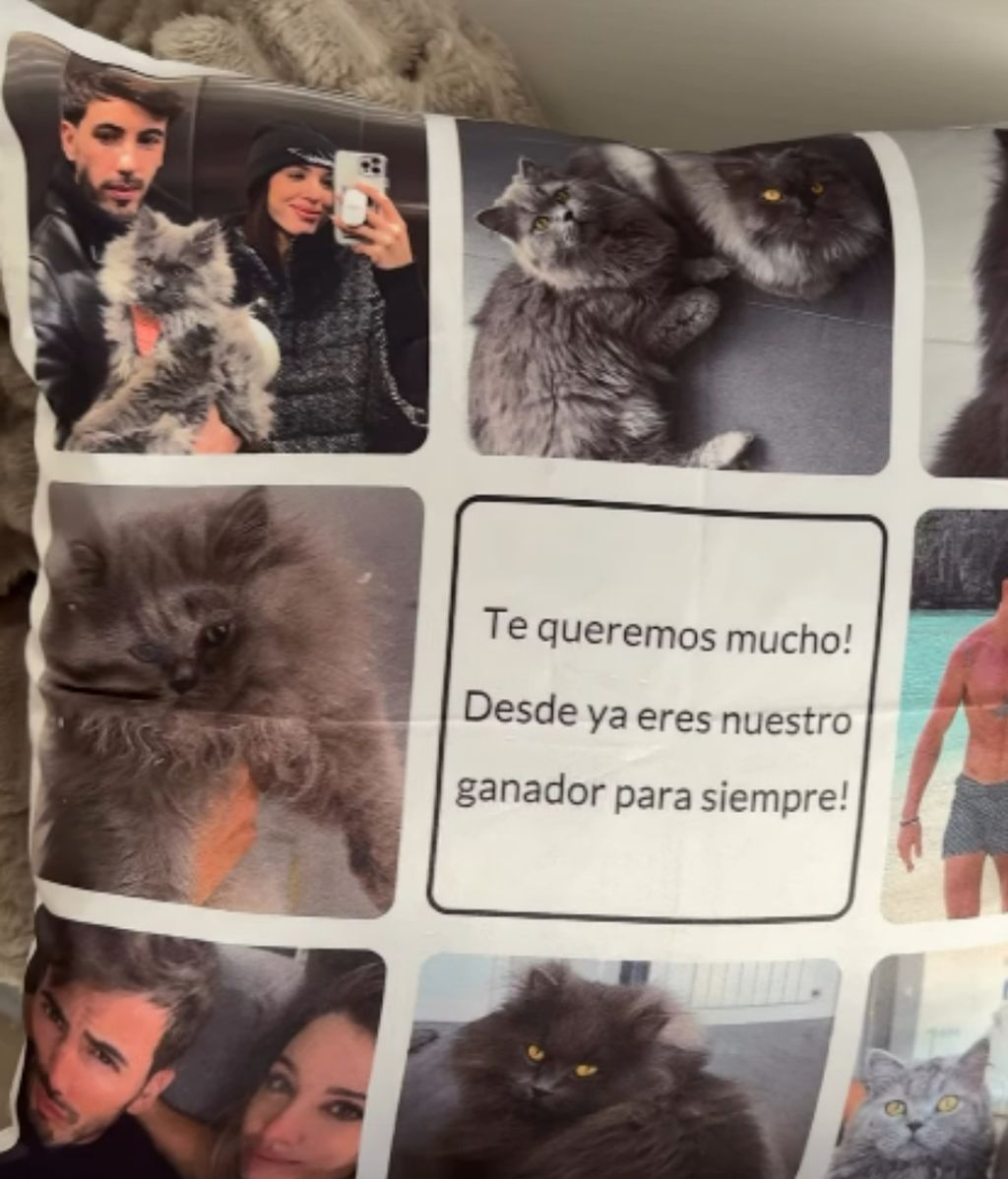 Teresa Bass muestra el objeto personal de Iván González