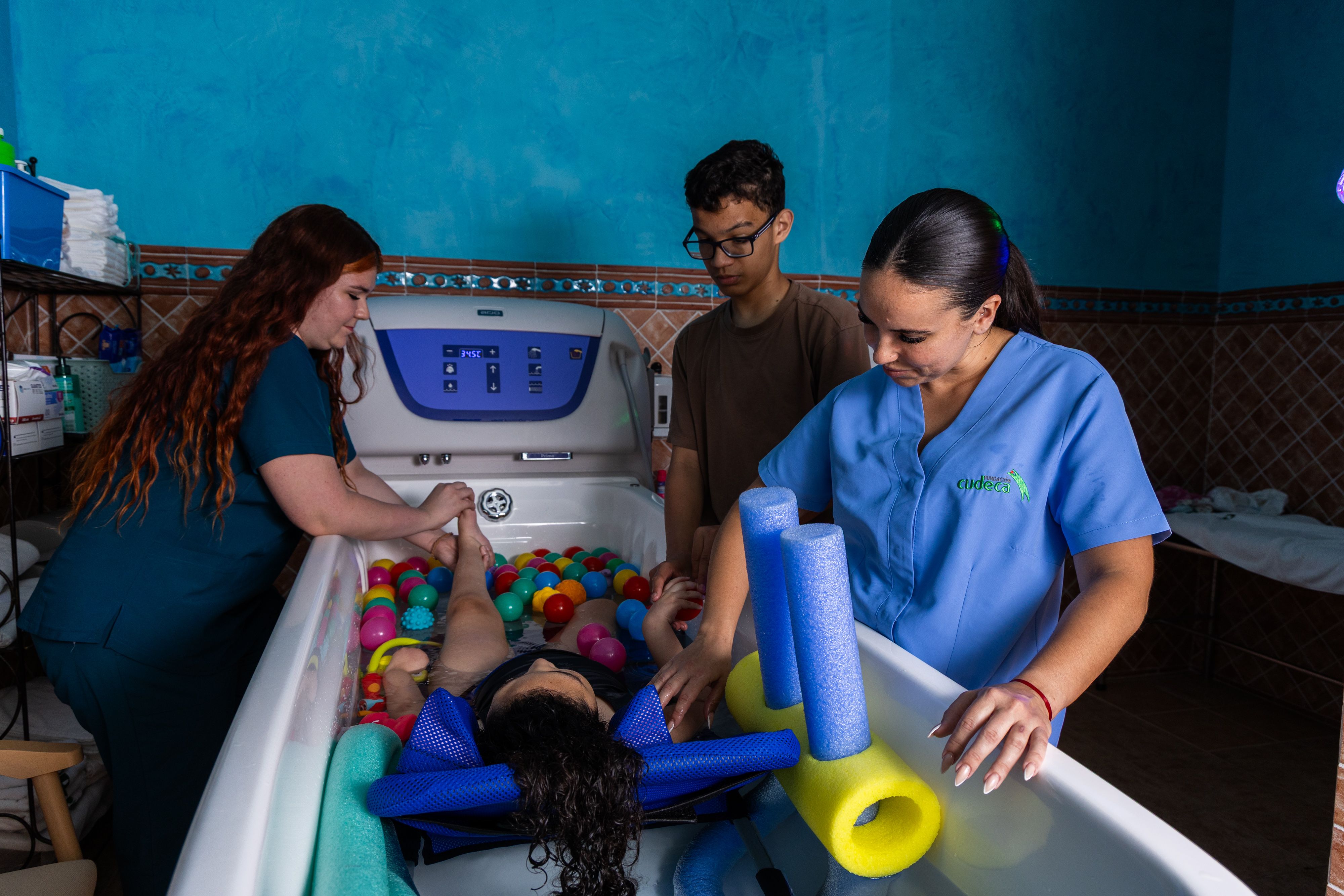 Trabajadores de Cudeca atenden a una de sus pacientes