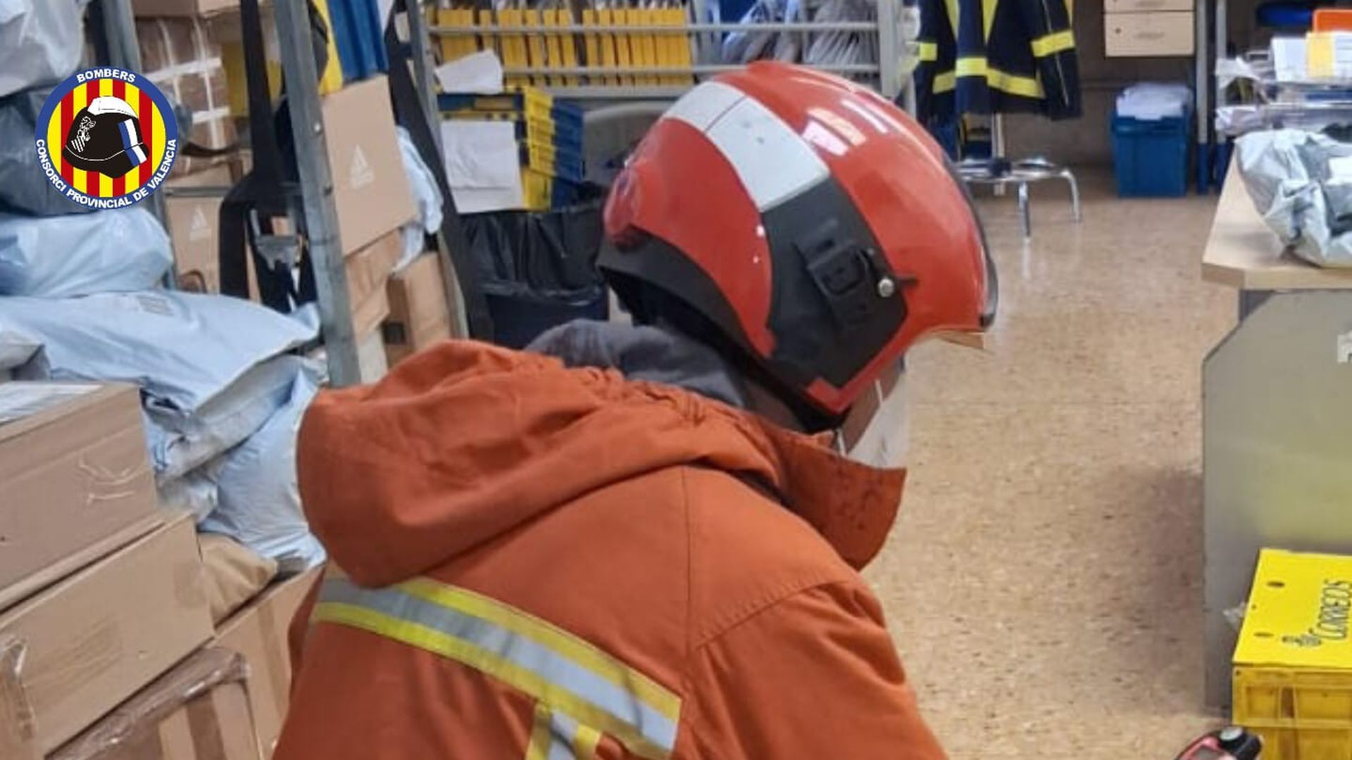 Un bombero mide la presencia de gases en la oficina de correos
