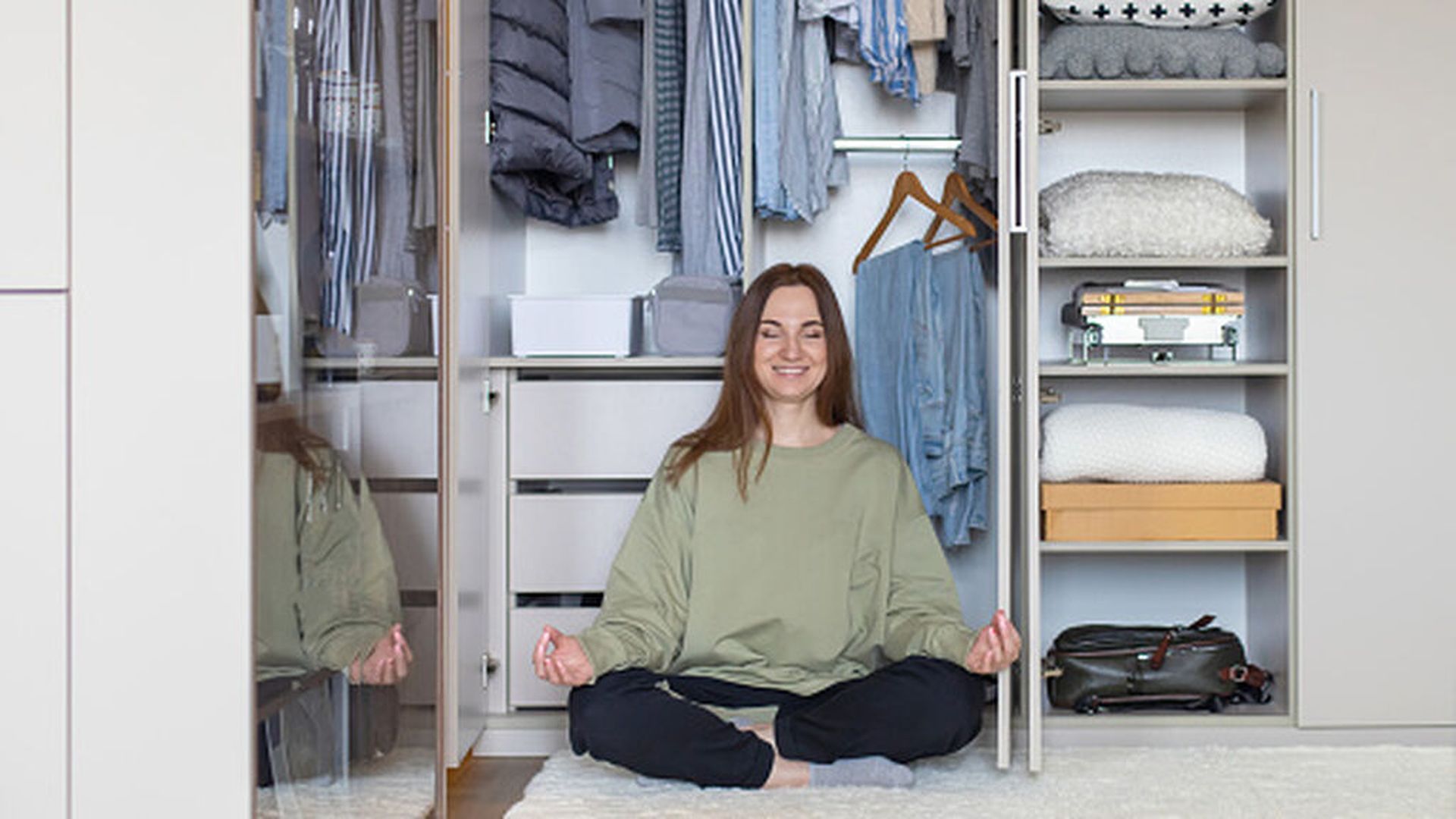 Cambio de armario: trucos para quitártelo de encima rápido sin frustrarte