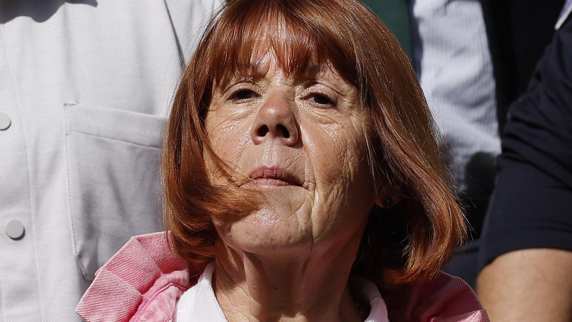 Gisele Pelicot sale del tribunal penal de Gard en Nimes, Francia, donde se ha visto el recurso de uno de los condenados por su violación en masa