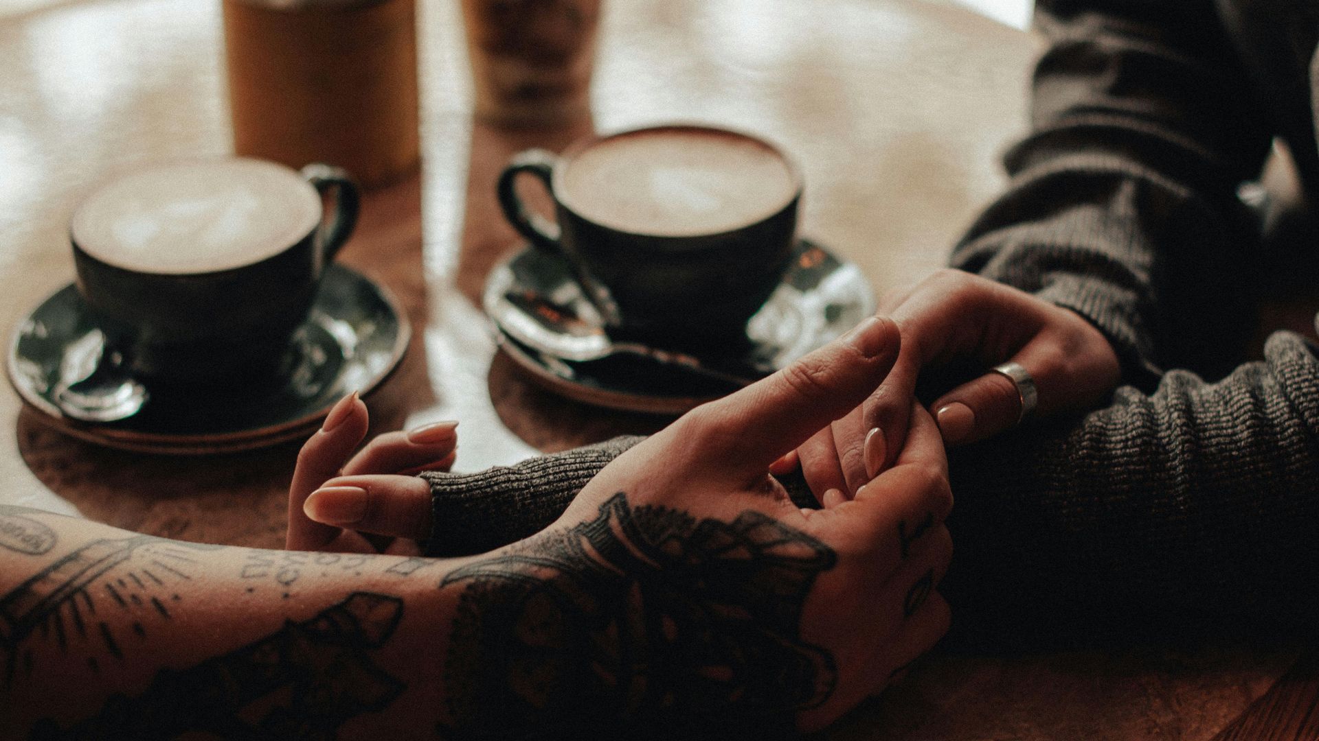 Imagen de archivo de dos personas tomando café