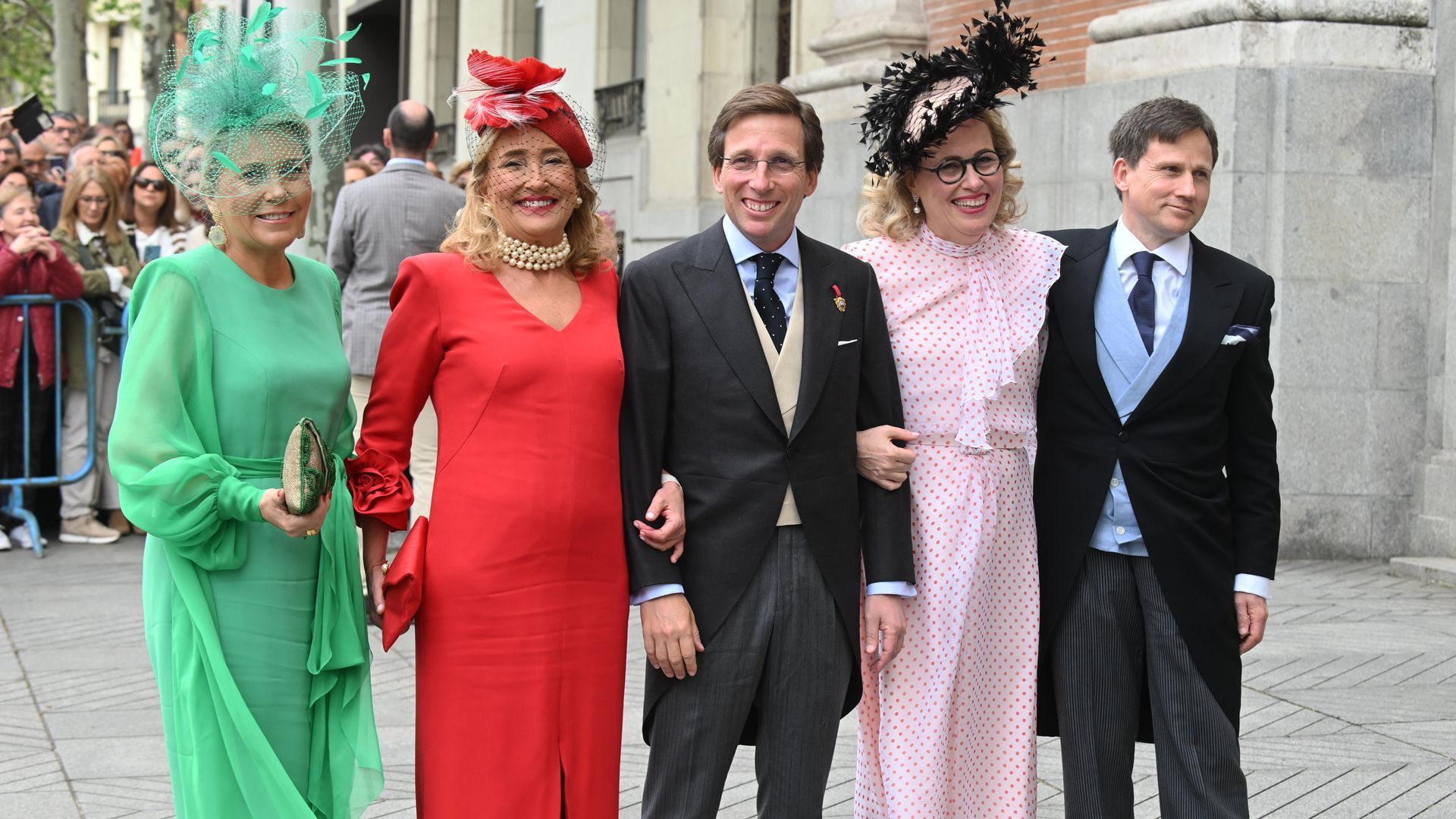 José Luis Martínez-Almeida acompañado por sus hermanos en su boda