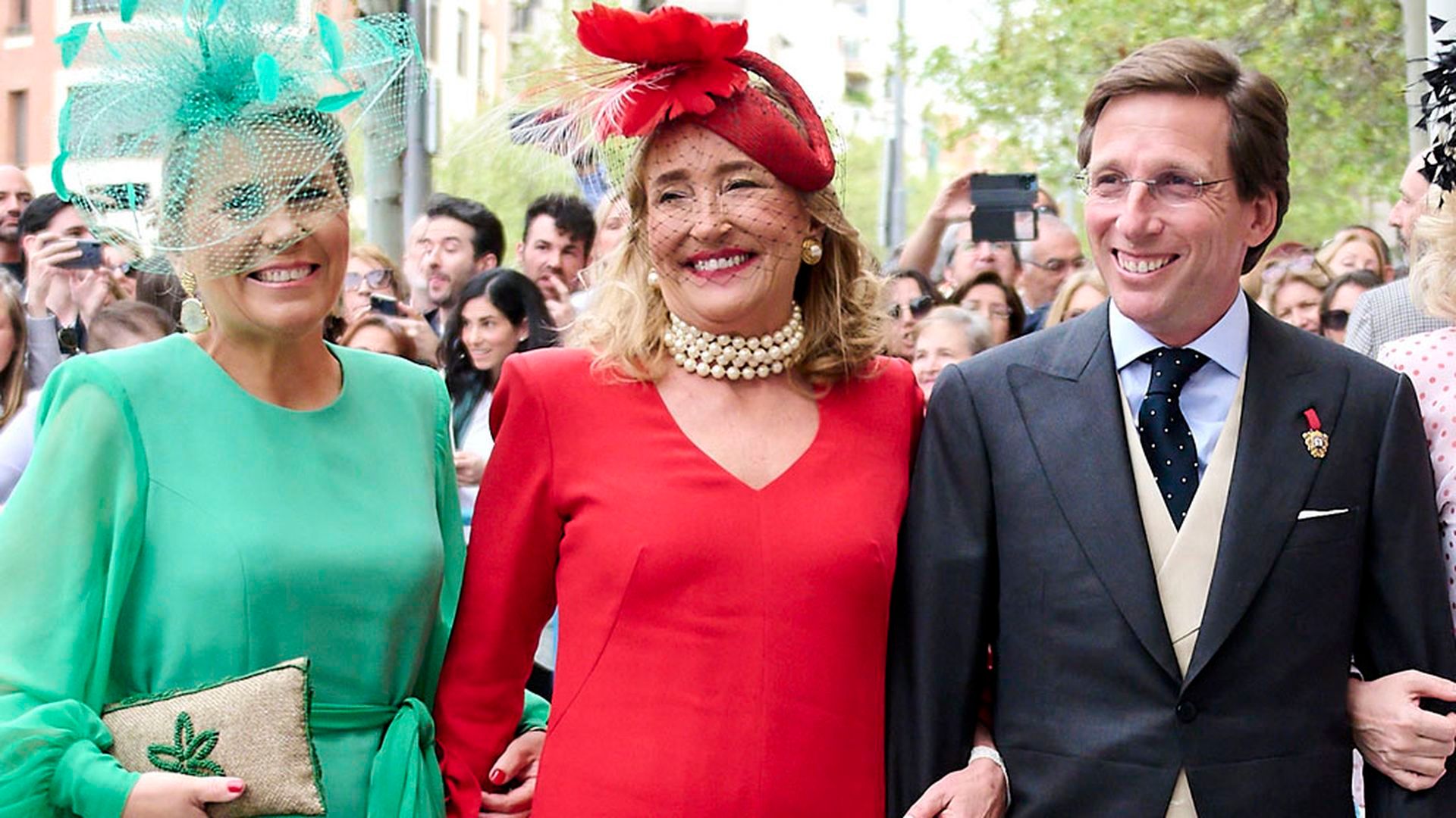 José Luis Martínez-Almeida y sus hermanas Ángela y Casilda, en el día de su boda José Luis Martínez-Almeida y sus hermanas Ángela y Casilda, en el día de su boda