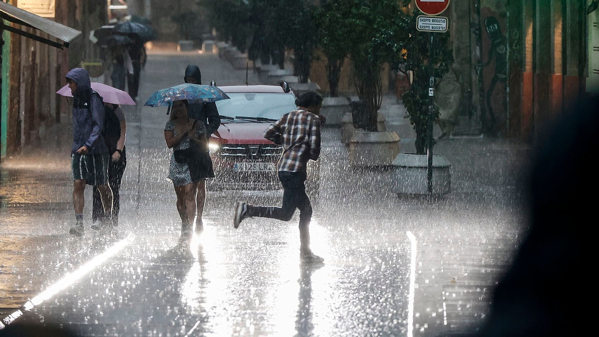 La AEMET activa el aviso rojo por "riesgo extremo" de lluvias torrenciales y tormentas en Alicante y Cartagena este viernes