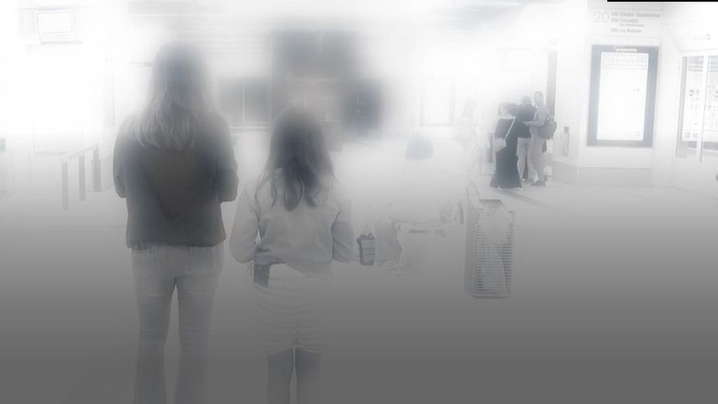 La vida en blanco y negro de Irene, de 11 años, con acromatopsia en los ojos