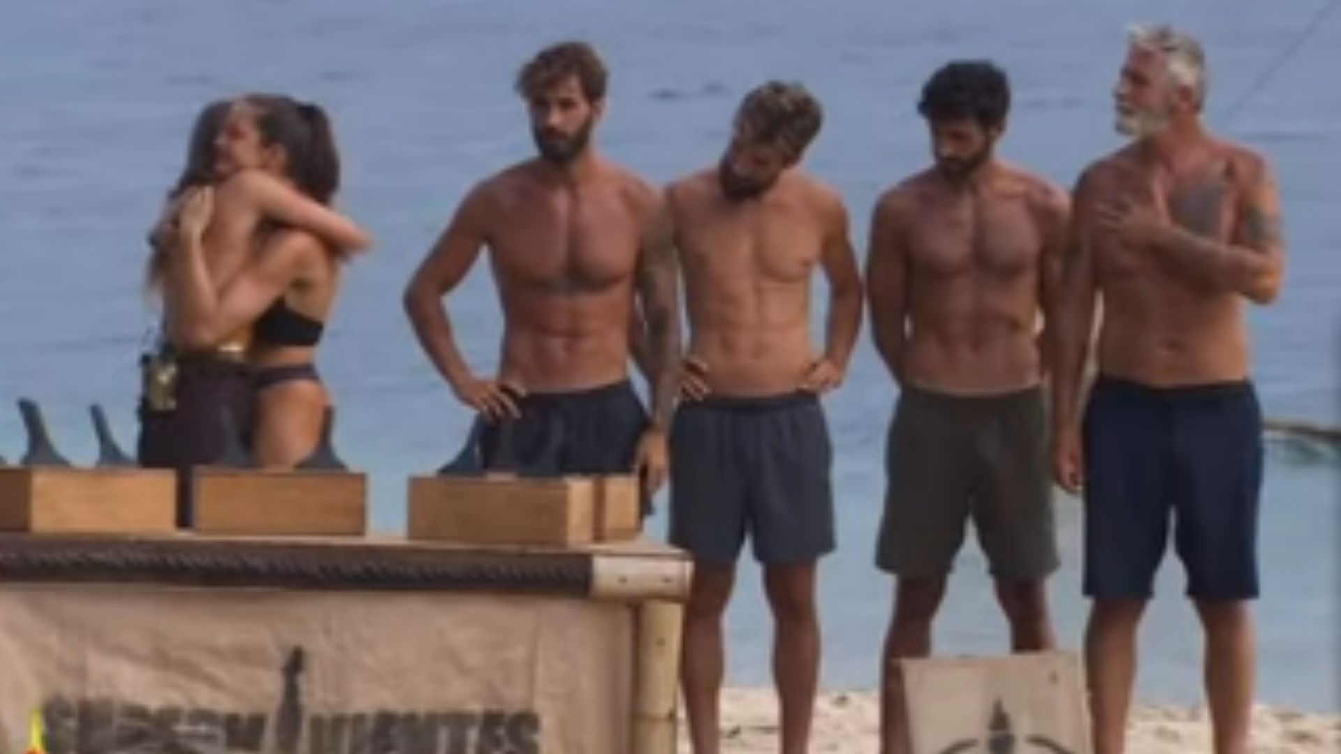 Laura Madrueño y Miri Pérez Cabrero abrazándose