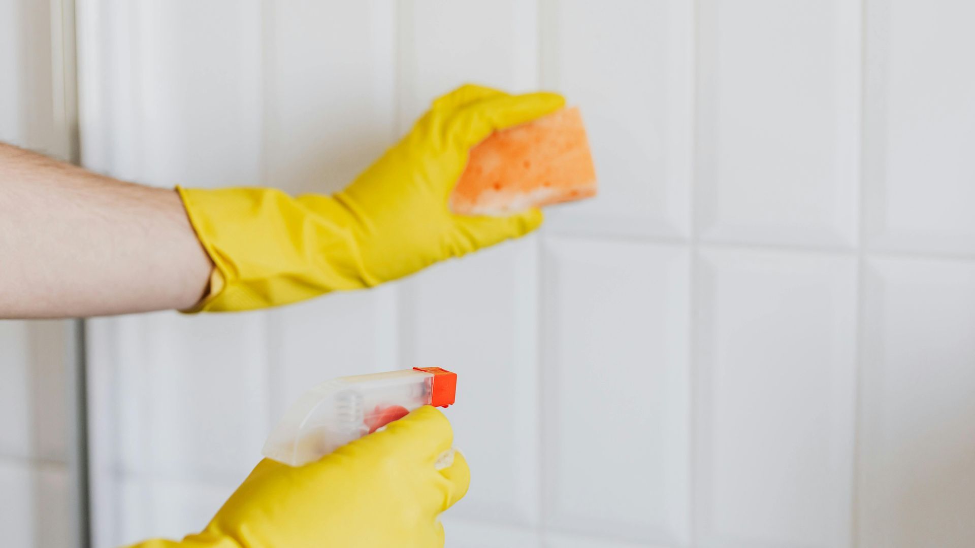 Limpiando los azulejos