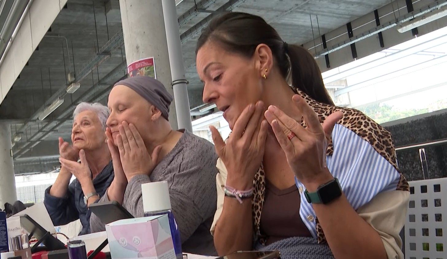 Nicoleta en el centro,  y sus compañeras del taller de maquilaje y cuidado de la piel del CHUO