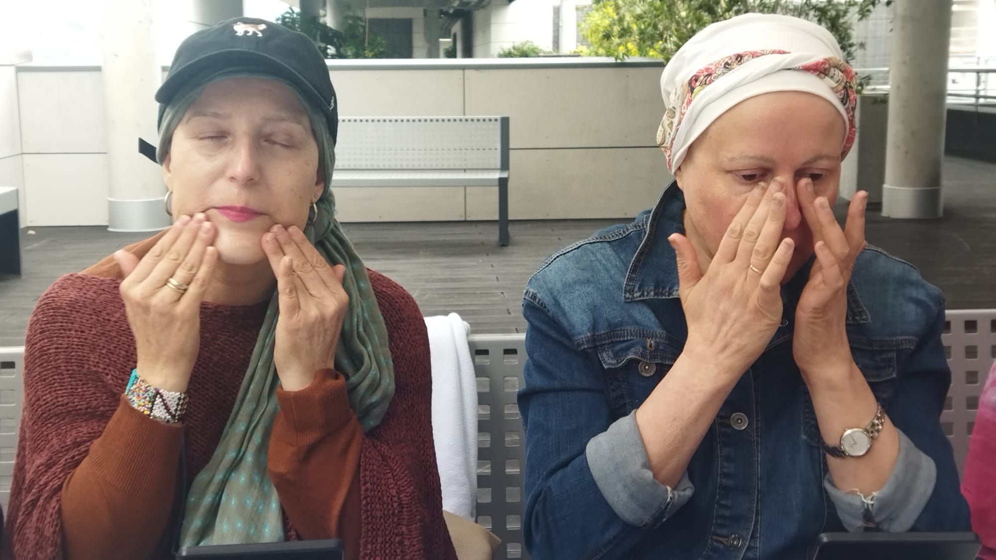 Pacientes oncológicas durante el taller de maquillaje y cuidado de la piel den CHUO