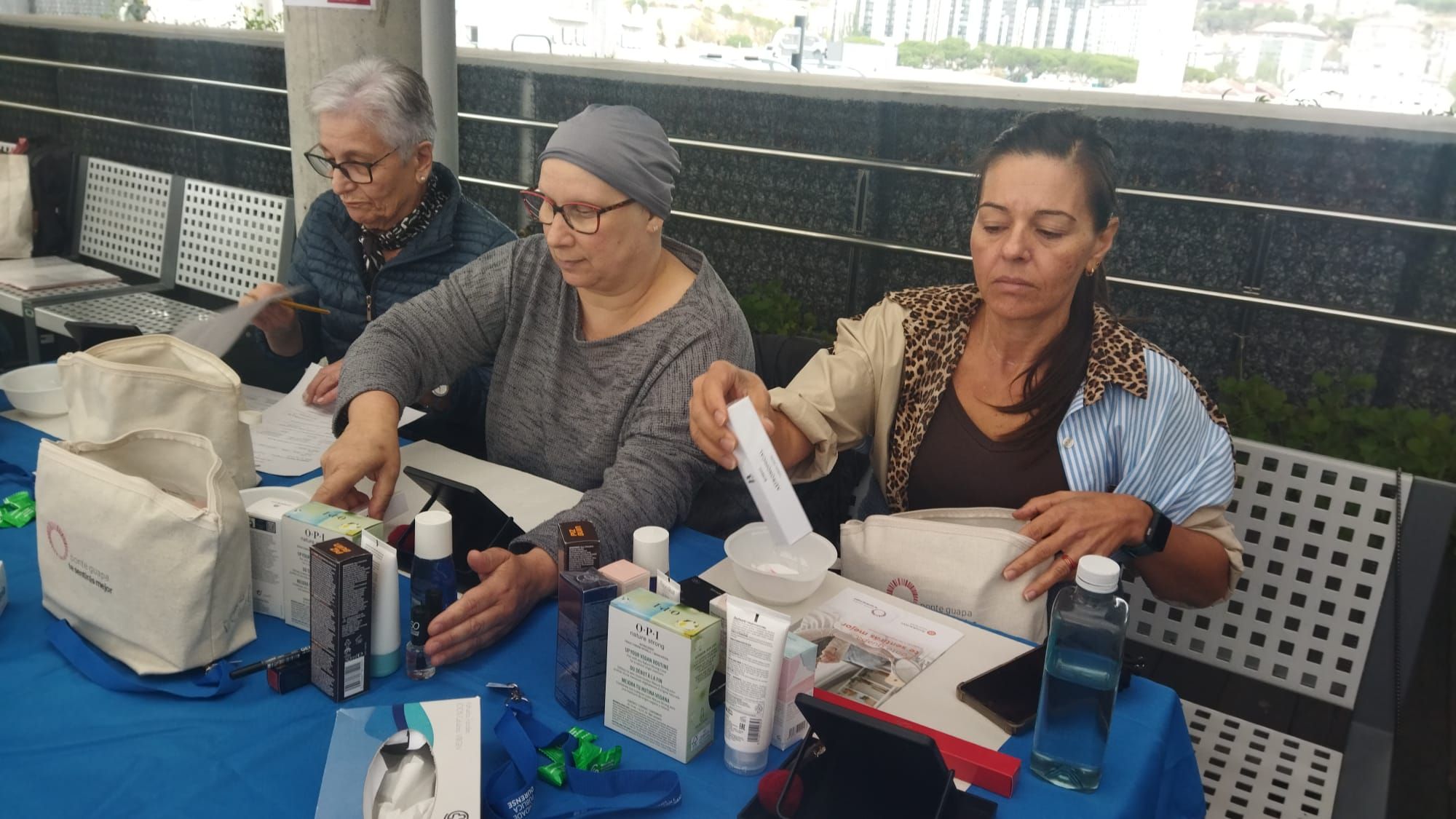 Una decena de pacientes oncológicas participaron en el taller práctico de maquillaje y cuidado de la piel pudiendo probar y aplicar algunos productos cosméticos