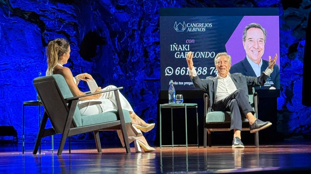 Ángeles Blanco con Iñaki Gabilondo en el tercer episodio del programa 'Cangrejos Albinos'.