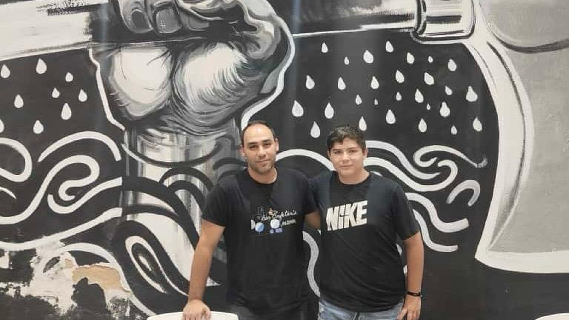 David y su hijo trabajan en el bar