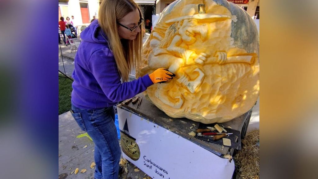 El arte efímero de Judit, la mujer de Lleida que convierte calabazas gigantes en esculturas