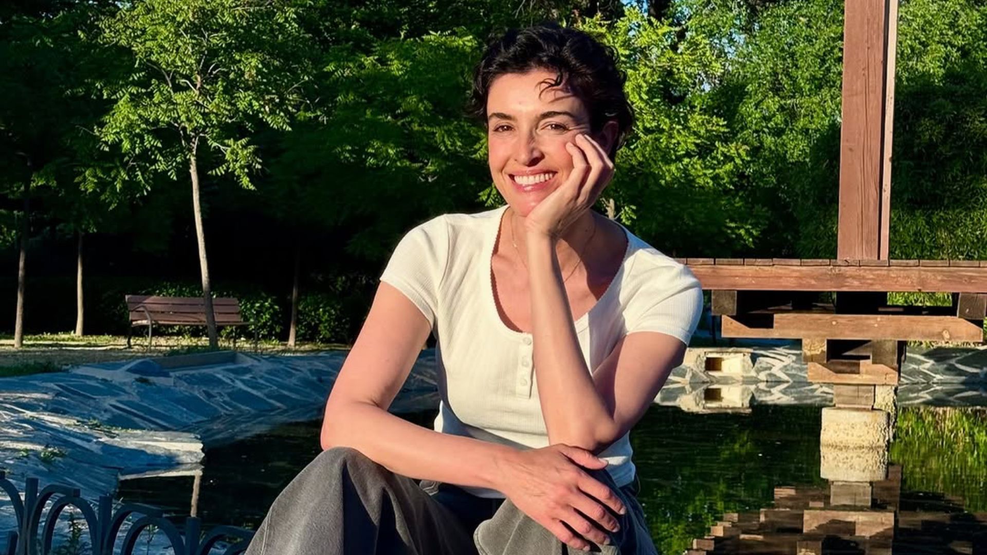 El extenso jardín exterior del chalet de Blanca Romero en Asturias: vegetación autóctona, gran piscina y solárium