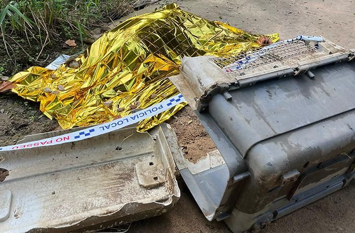 El cuerpo cubierto con una manta isotérmica y un cordón policial