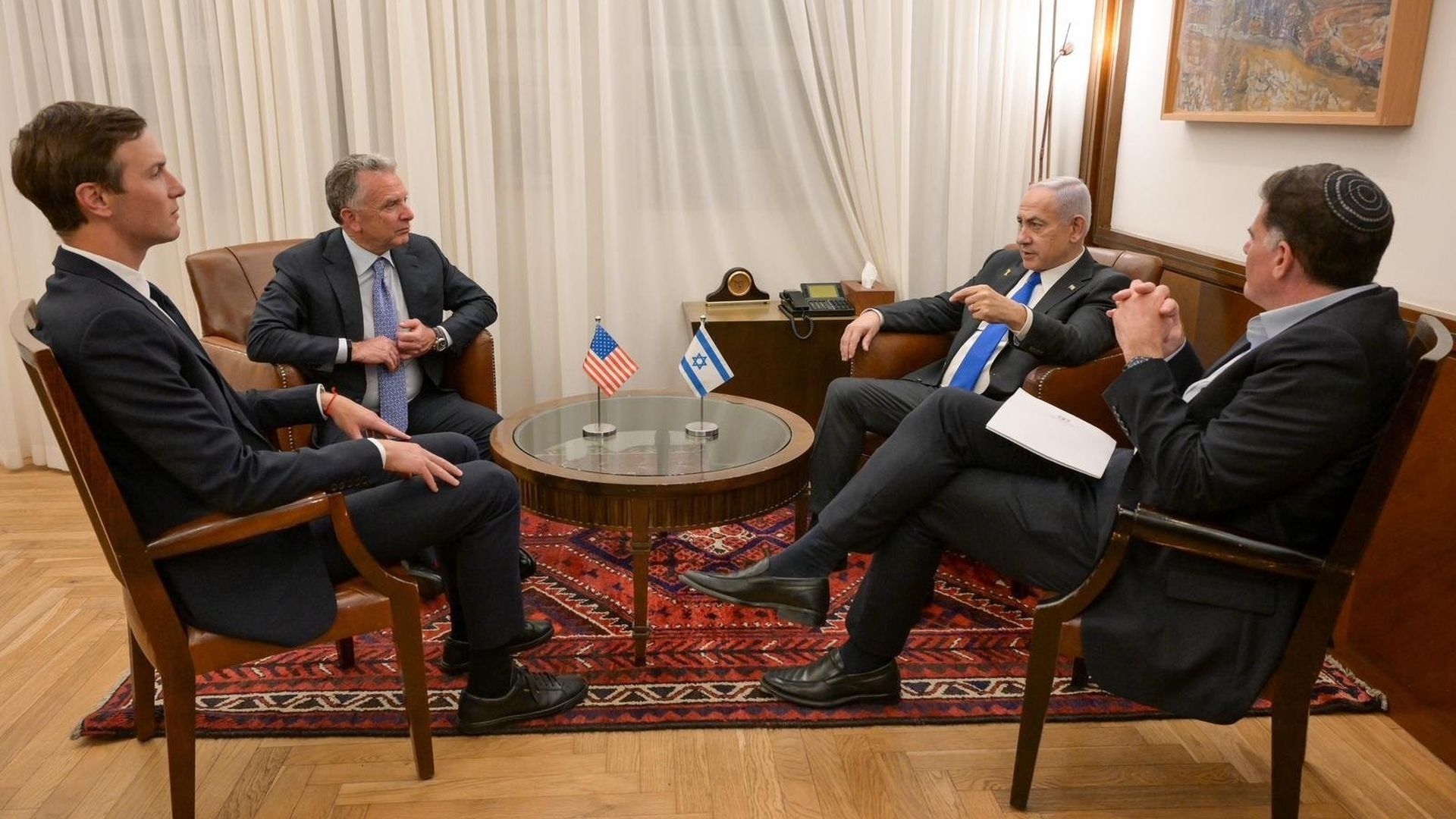 El primer ministro de Israel, Benjamin Netanyahu, se reúne con el enviado especial estadounidense para Oriente Próximo, Steve Witkoff, y con el yerno del presidente, Jared Kushner