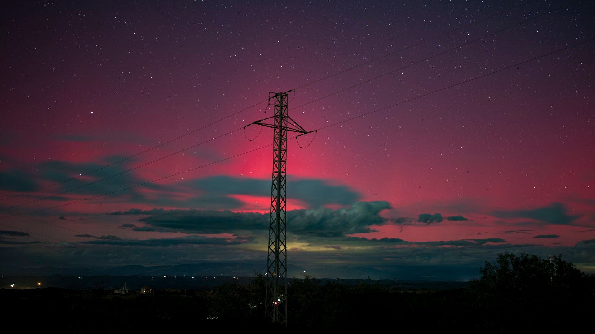 En mayo de 2024, el cielo ya se tiñó de verde, rosa y violeta en puntos como Zaragoza o Cádiz