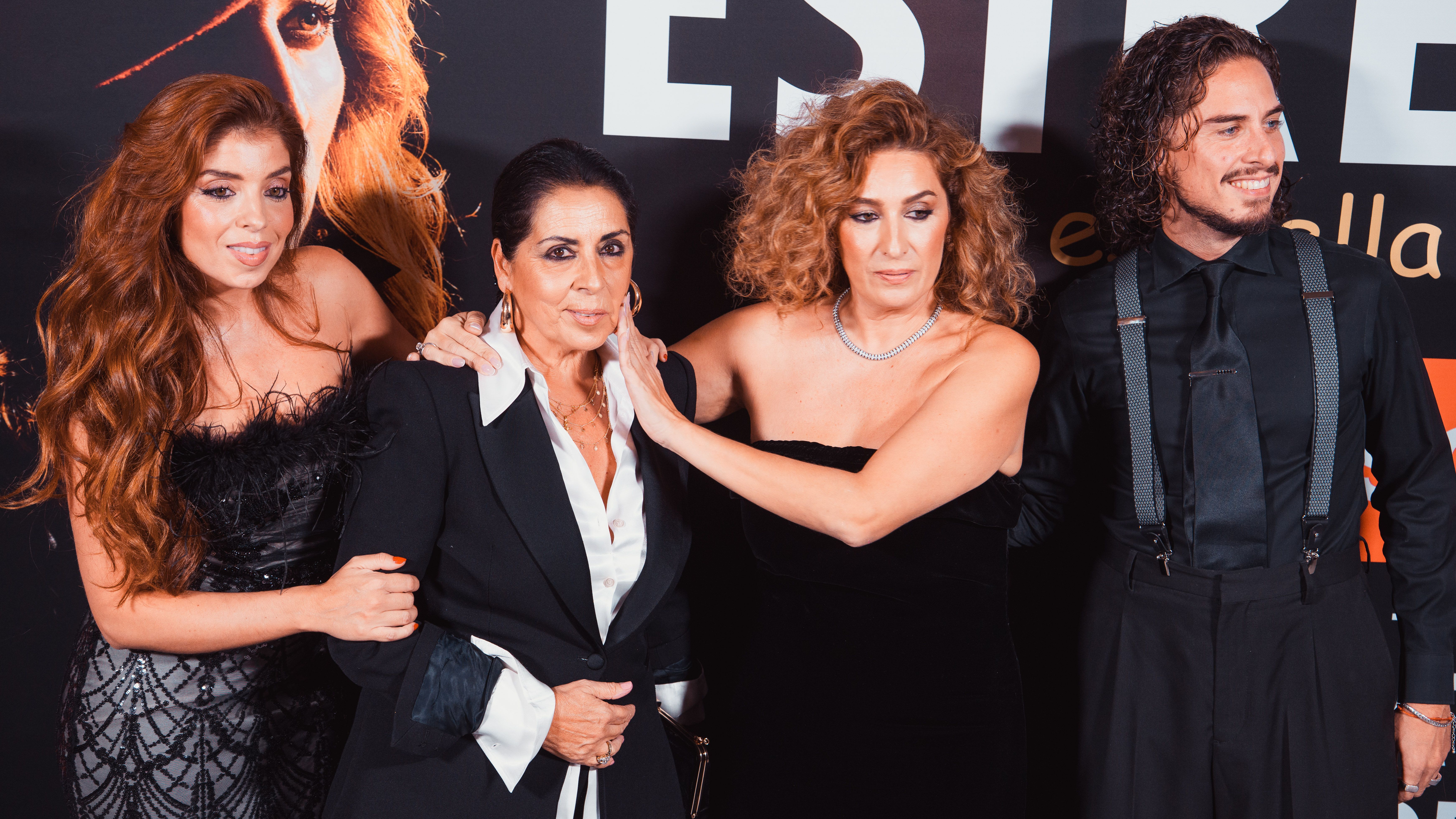 Estrella Morente, con su madre y sus hermanos