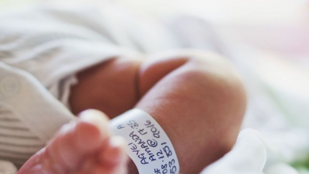 Golpea duramente y abandona a su bebé para acudir a una cita:  "Estaba estresada por el llanto del bebé"