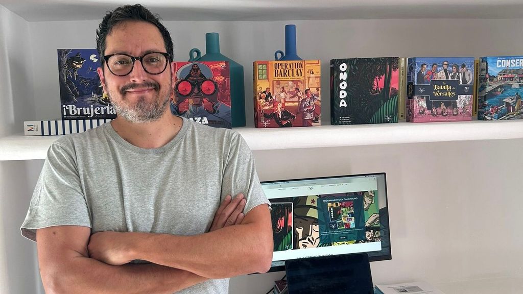 Gonzalo Maldonado, junto a algunos de los juegos que publica Salt and Pepper Games