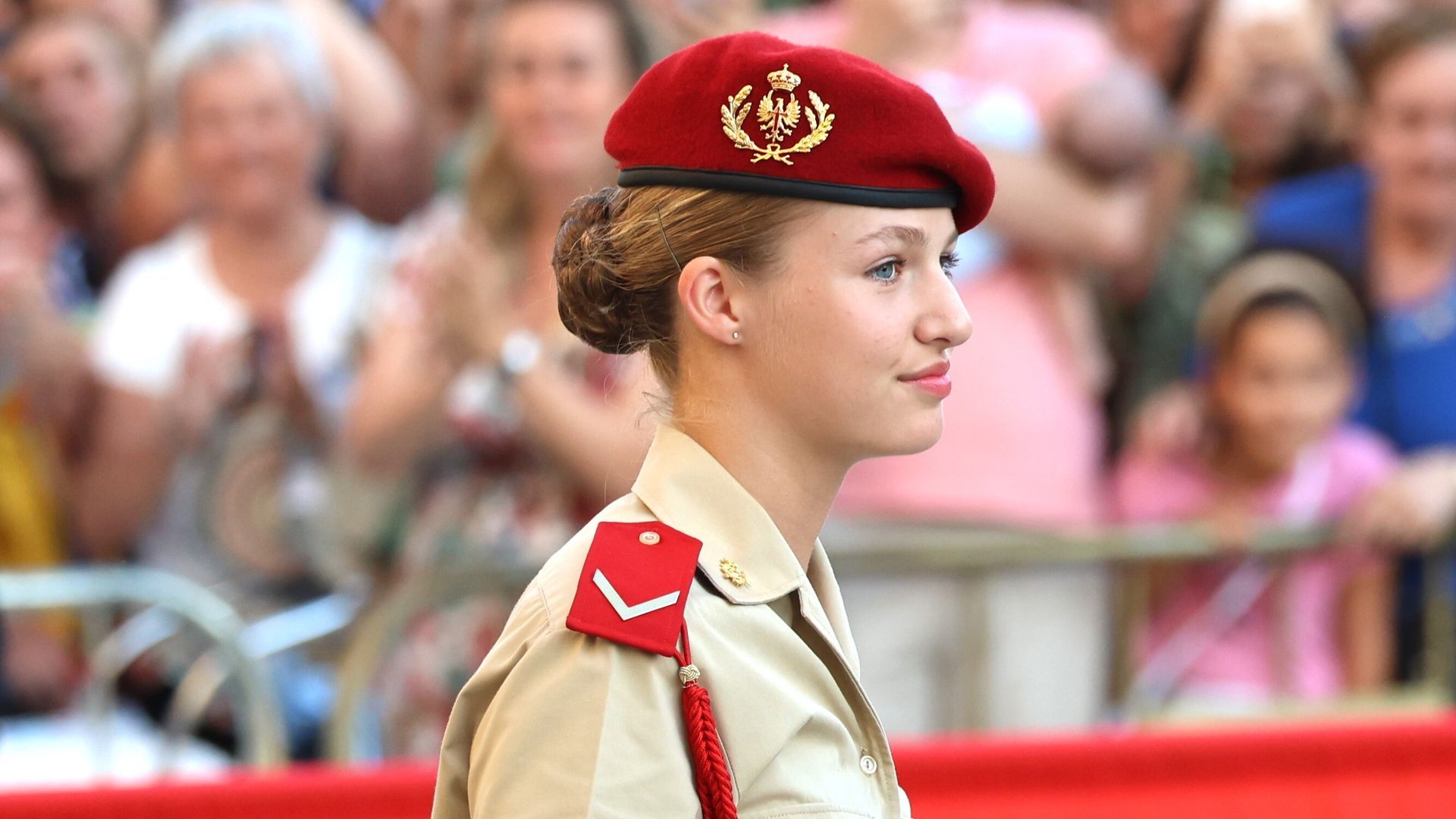 Imagen de archivo de la princesa Leonor participando en la ofrenda de cadetes a la Virgen del Pilar 2023