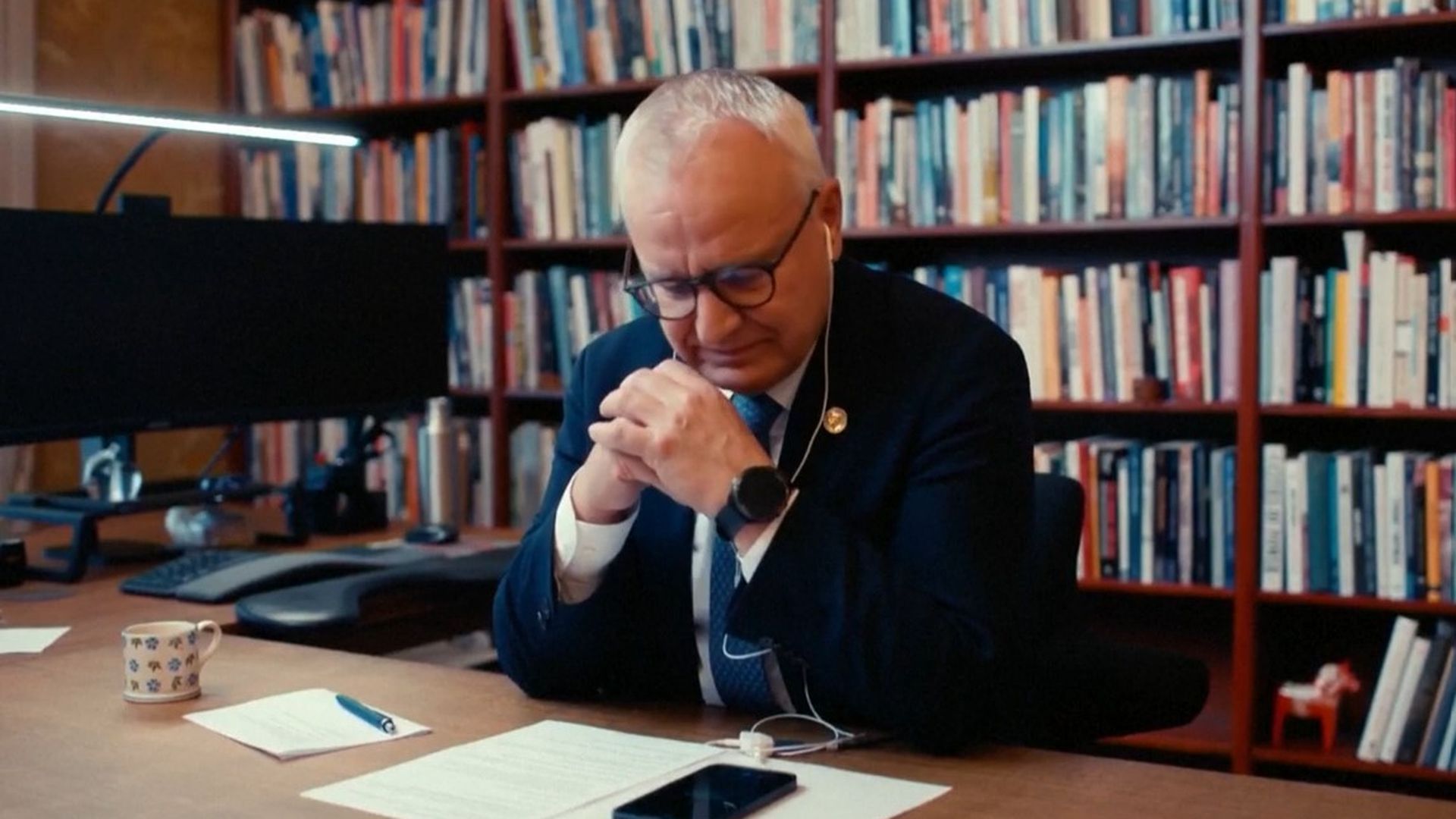 Kristian Berg Harpviken, director del Instituto Nobel en el momento en que le comunica que es la ganadora del premio